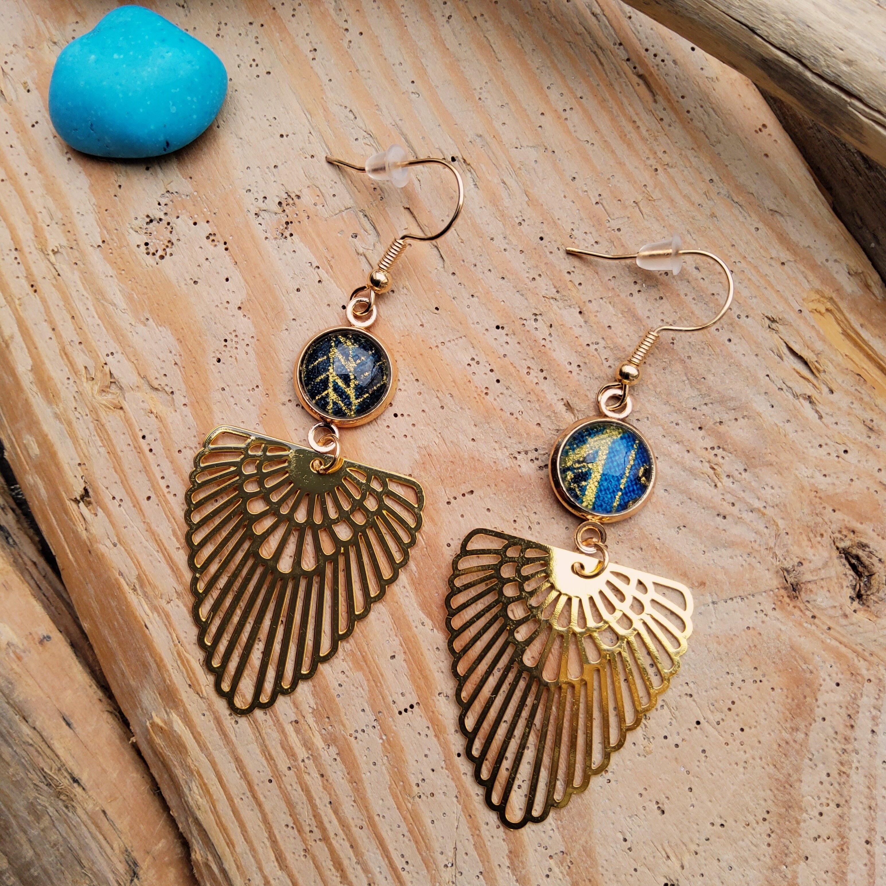 Boucles Cléo bleu, en tissu wax bleu nuit et or, métal doré "kc gold"