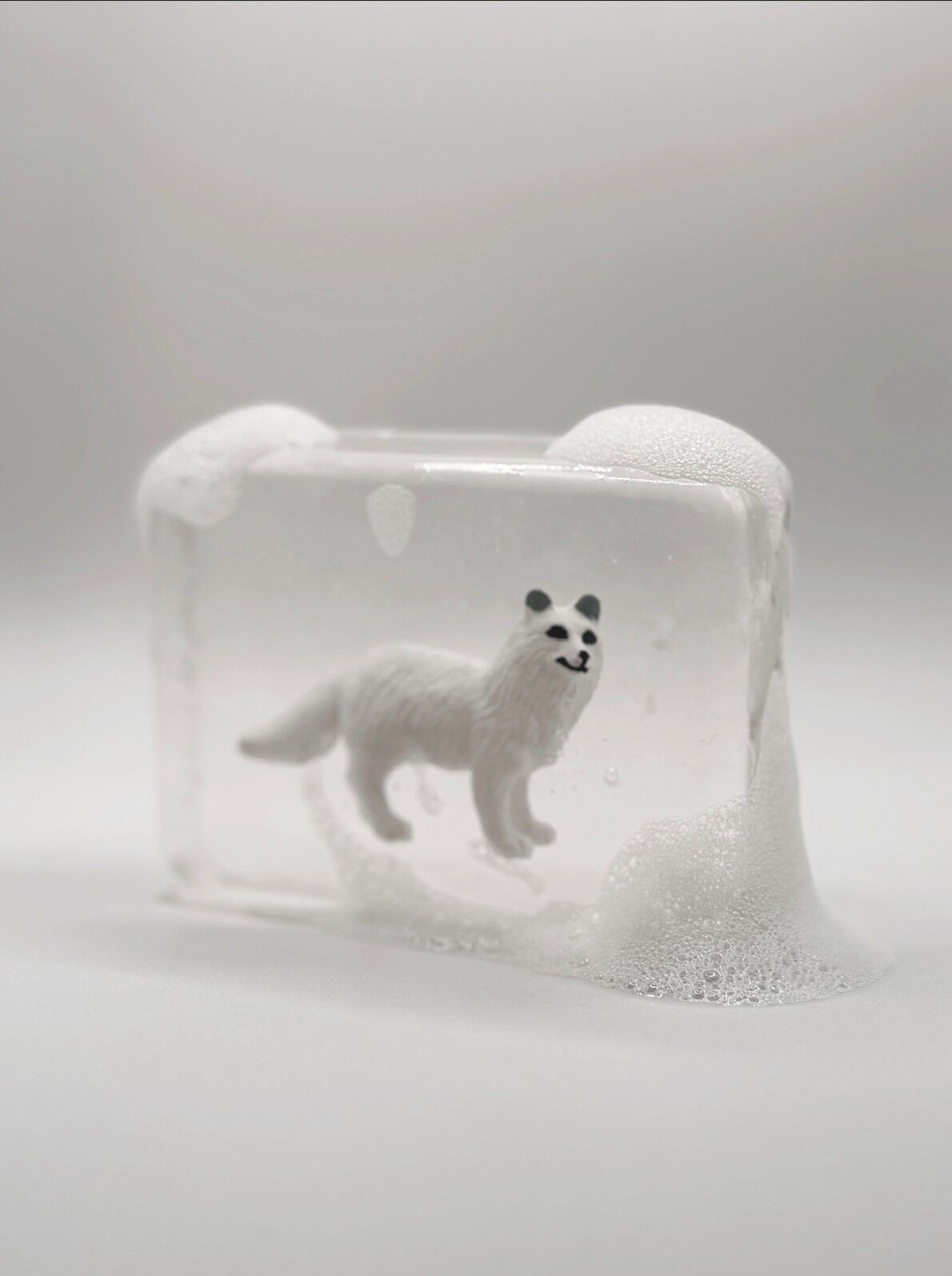 Sapone trasparente fatto a mano con figurina di cane bianco