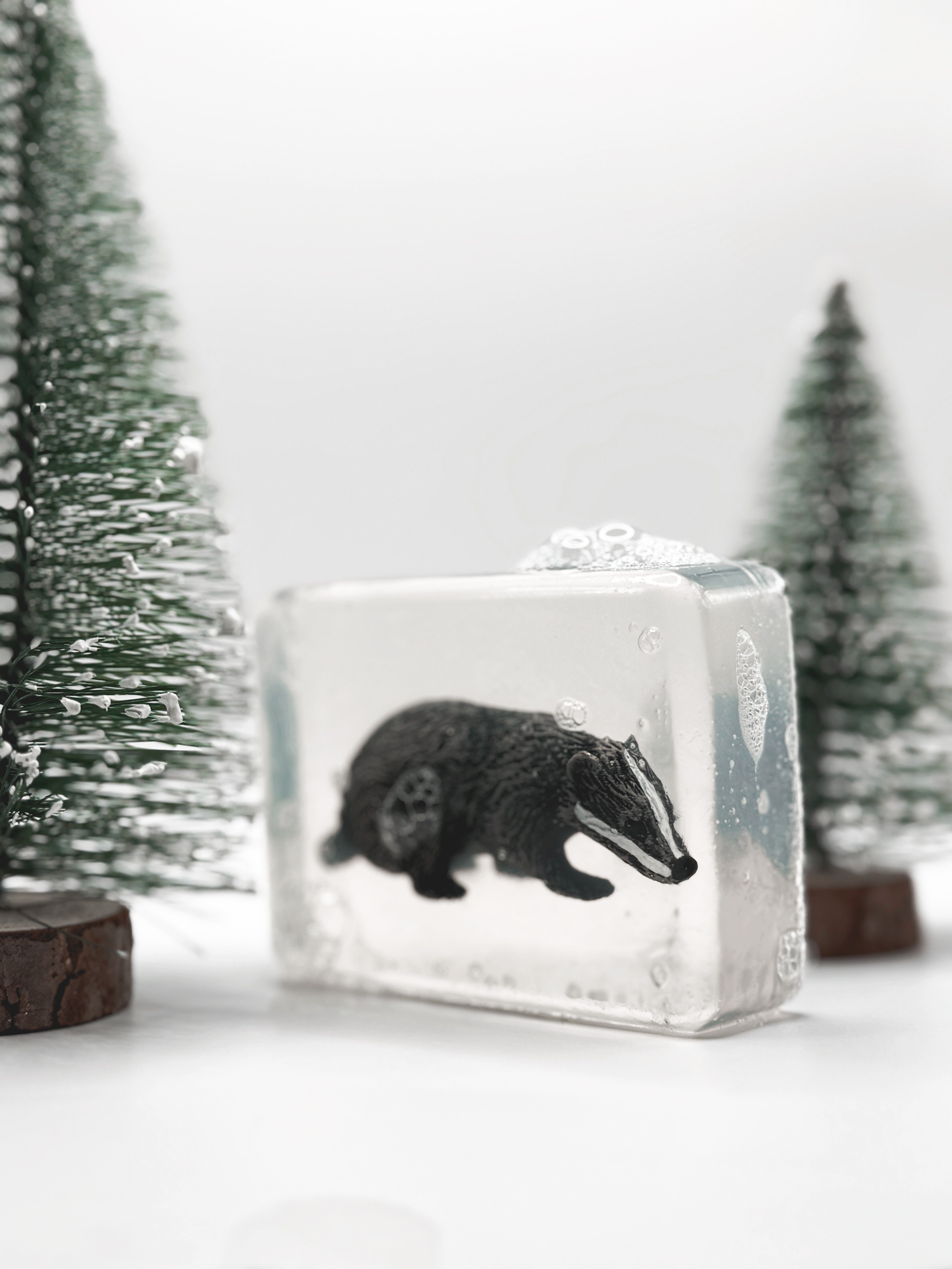 Sapone trasparente fatto a mano con statuetta di tasso