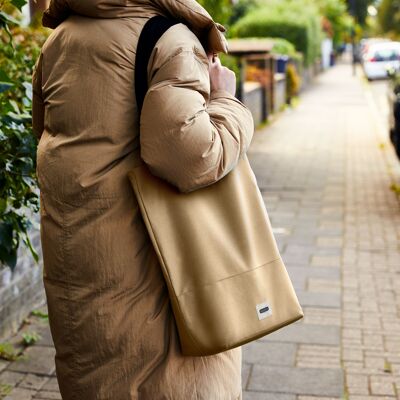 Bolsa térmica de 16 l, color beige, fabricada con PET reciclado.