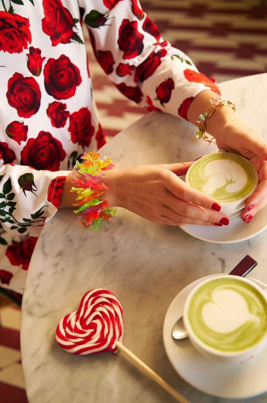 Bracciale in resina con accumulo di delfini