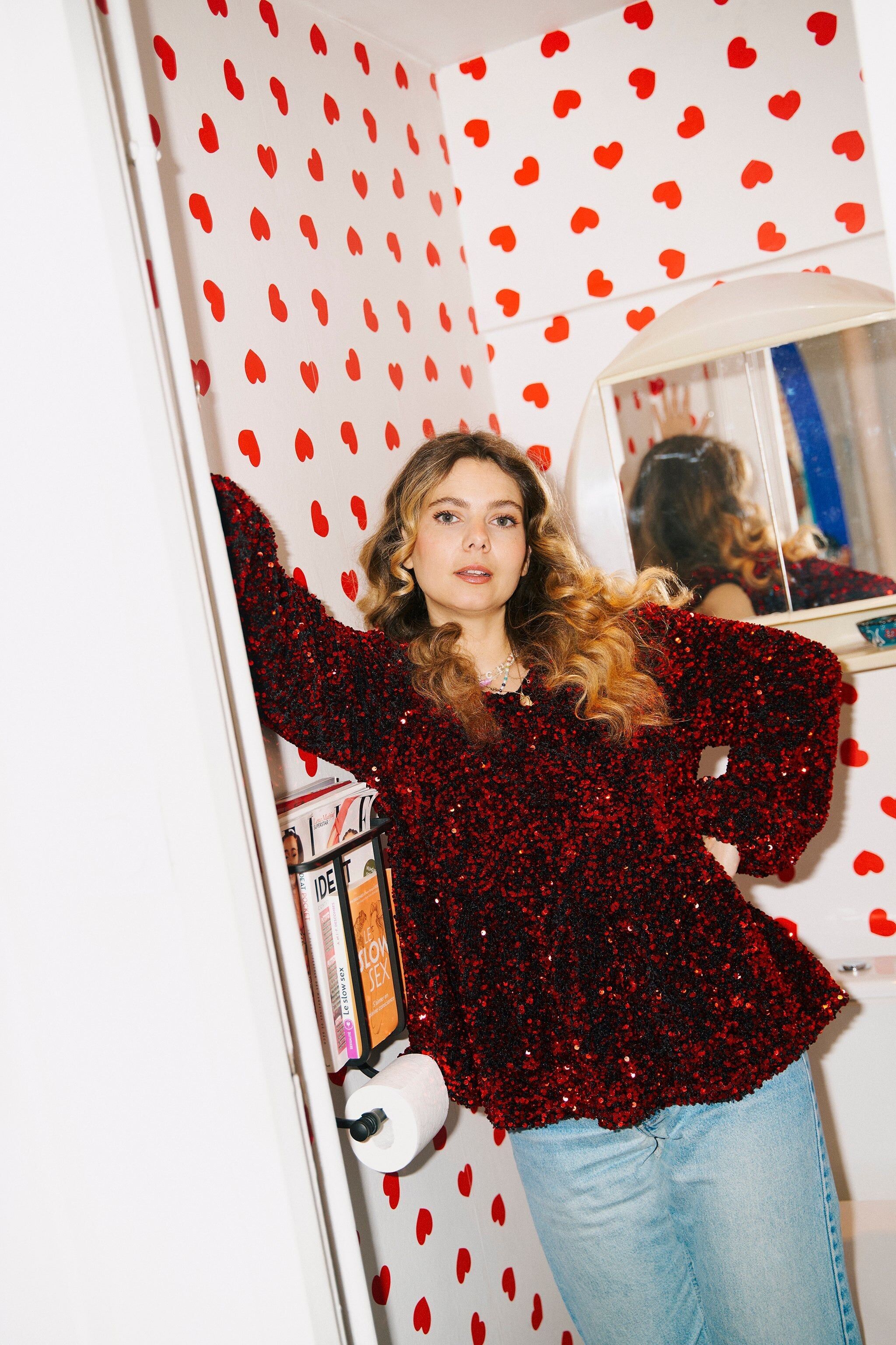 Weiße Vliestapete Rote Herzen