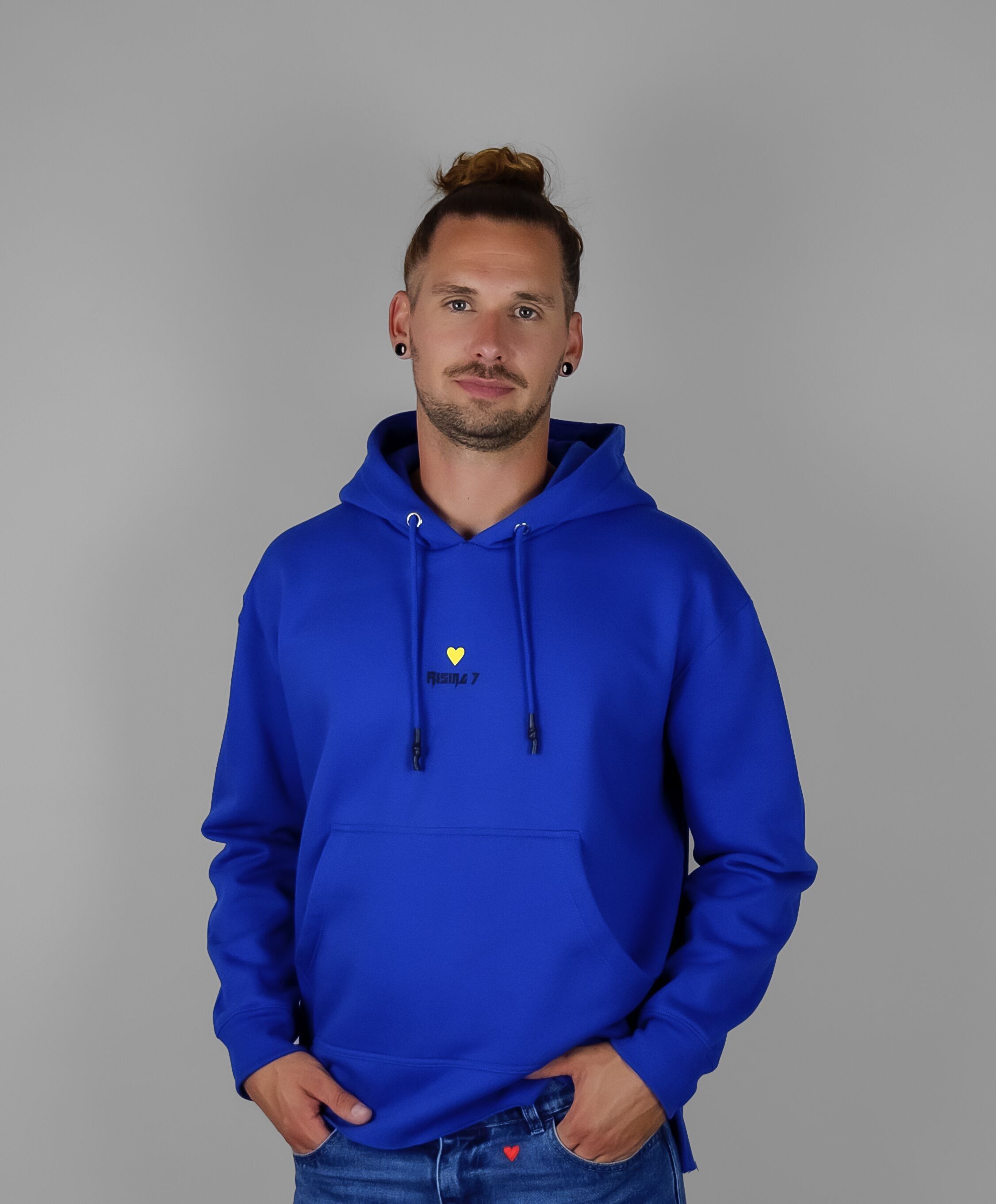 Sweat à capuche bleu roi avec un cœur jaune et un visage souriant ainsi que l'inscription « Happy Mind, Happy Life ».Confort et style réunis