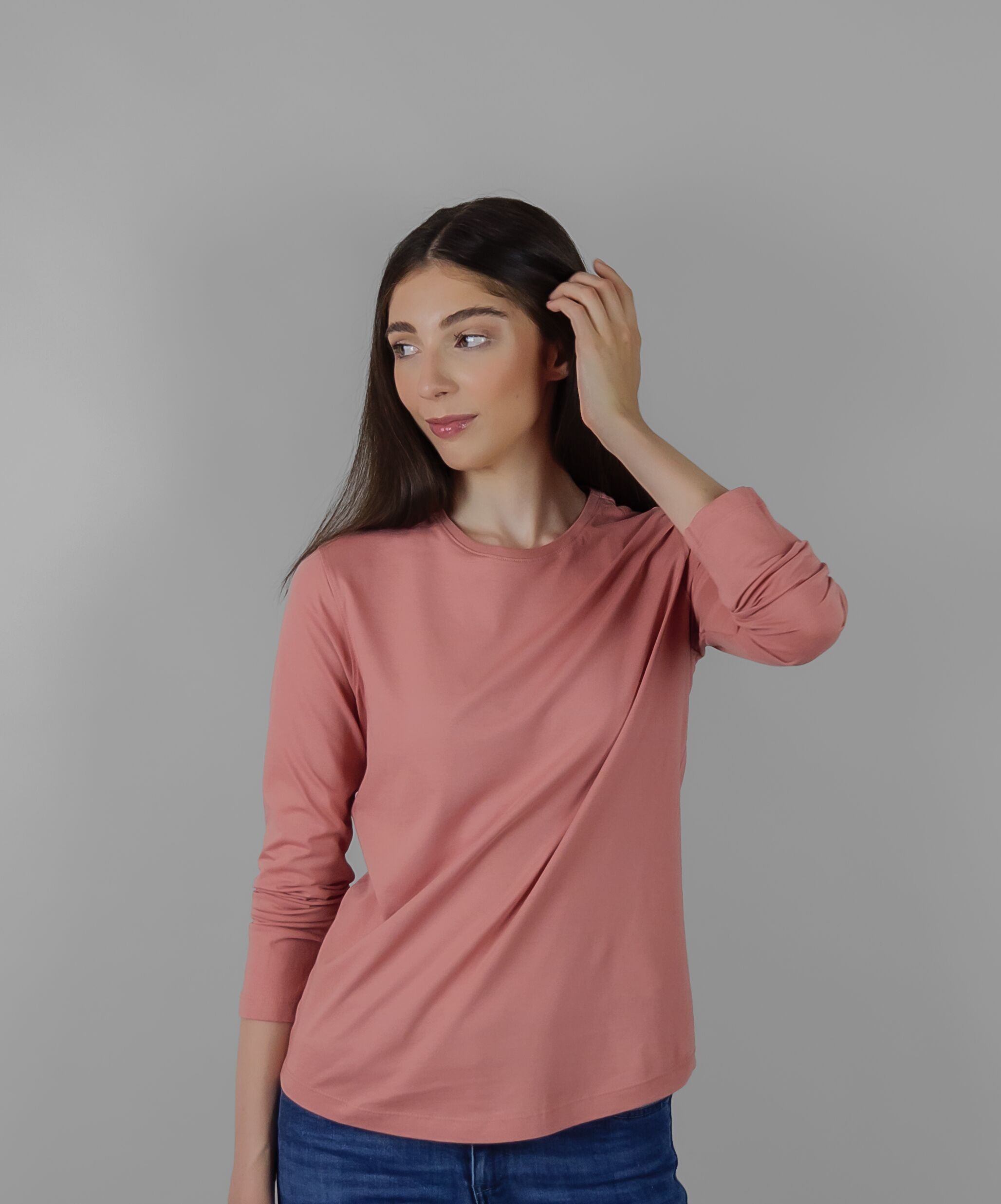 Camicia a maniche lunghe slim fit Raja con scollo tondo realizzata in morbido cotone Pima in rosa brillante: resistente e confortevole