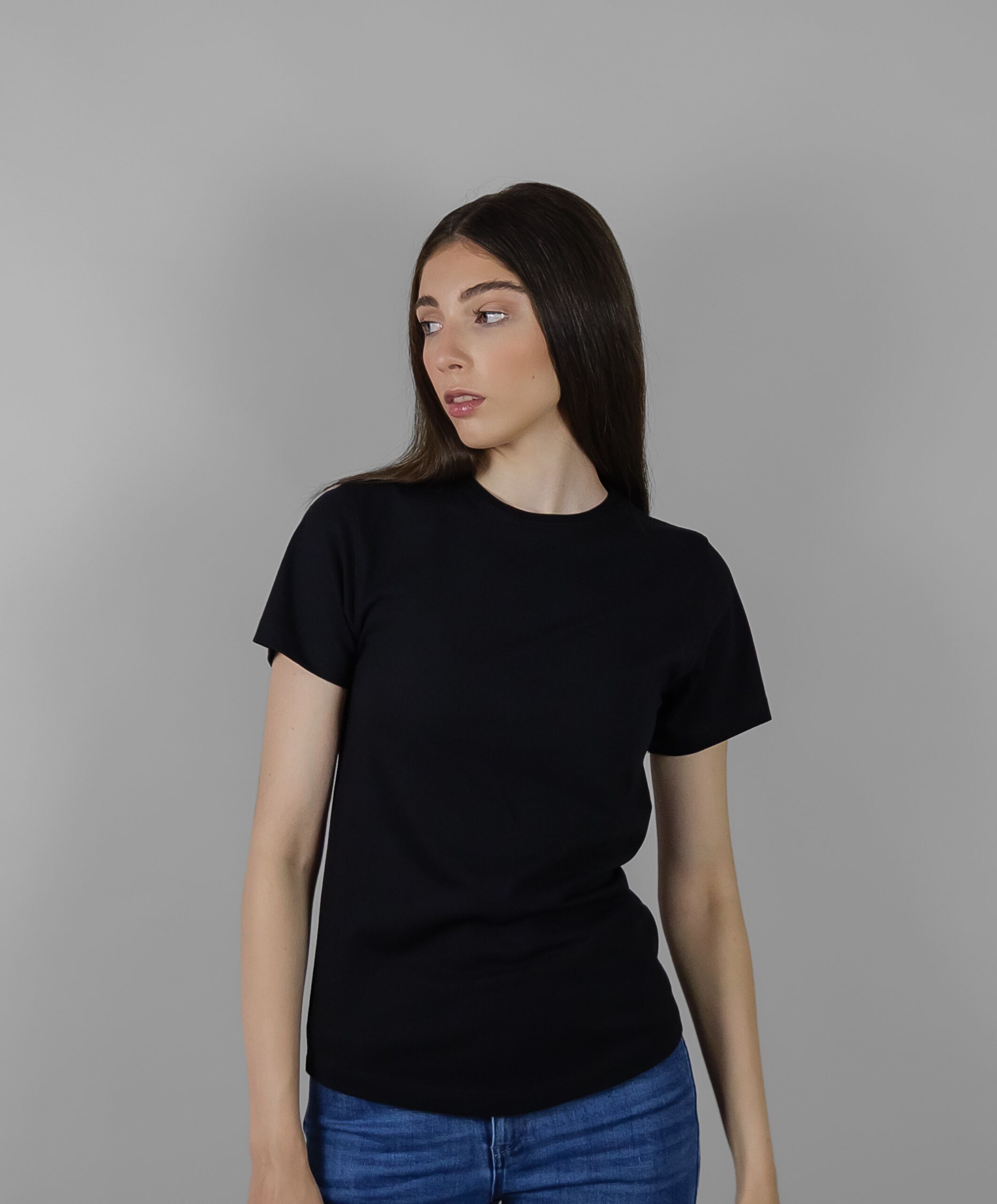T-shirt Arisha – Vestibilità slim nera con scollo rotondo classico, design senza tempo e comfort di prima classe, realizzata in cotone Pima di alta qualità.