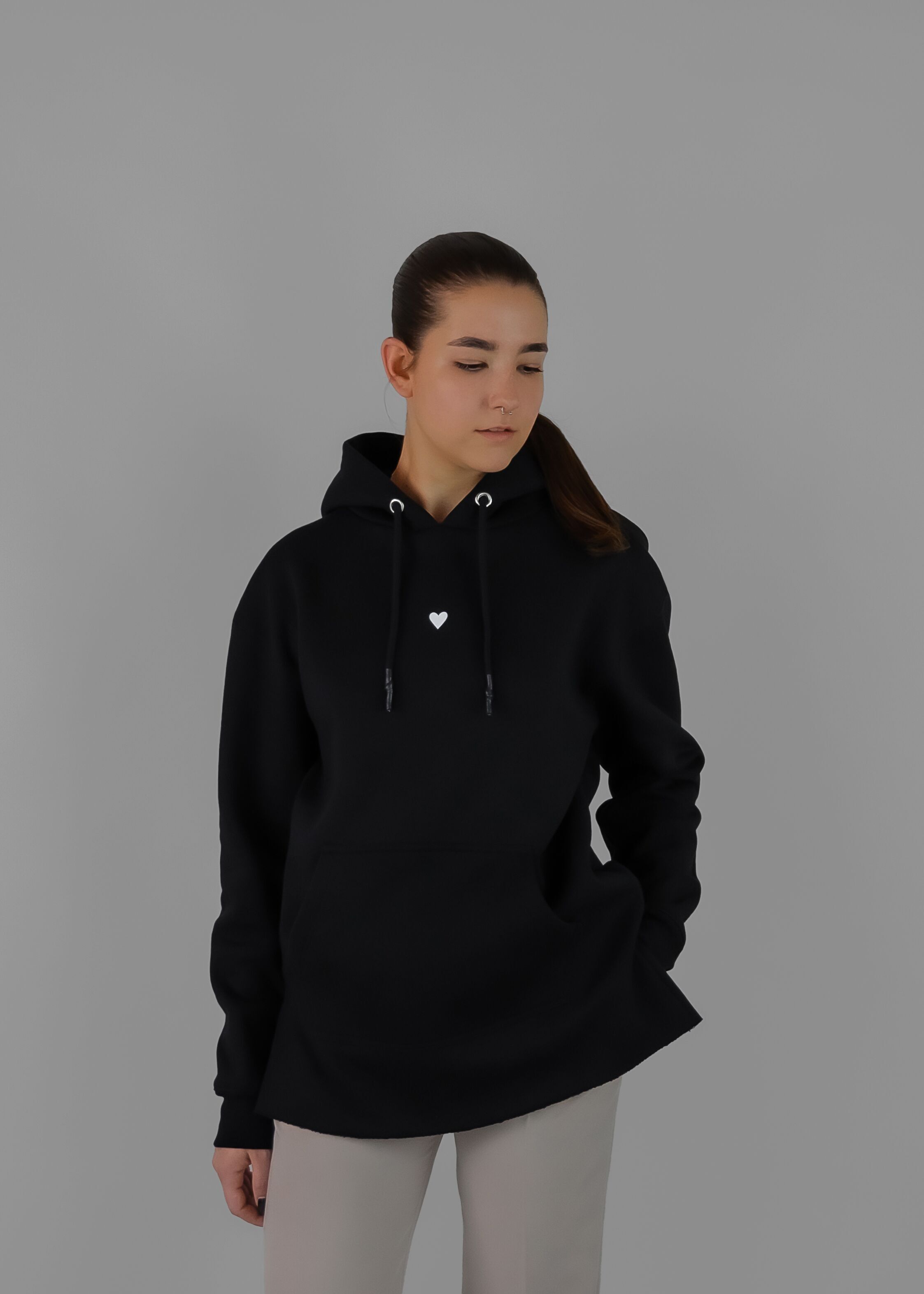 Felpa con cappuccio Egypt – vestibilità oversize media in nero con simboli egiziani, orlo aperto e spacchi laterali