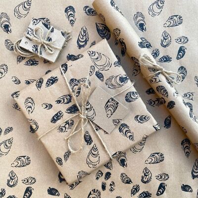 Papel de regalo de conchas marinas. Impreso a mano en papel 100% reciclado