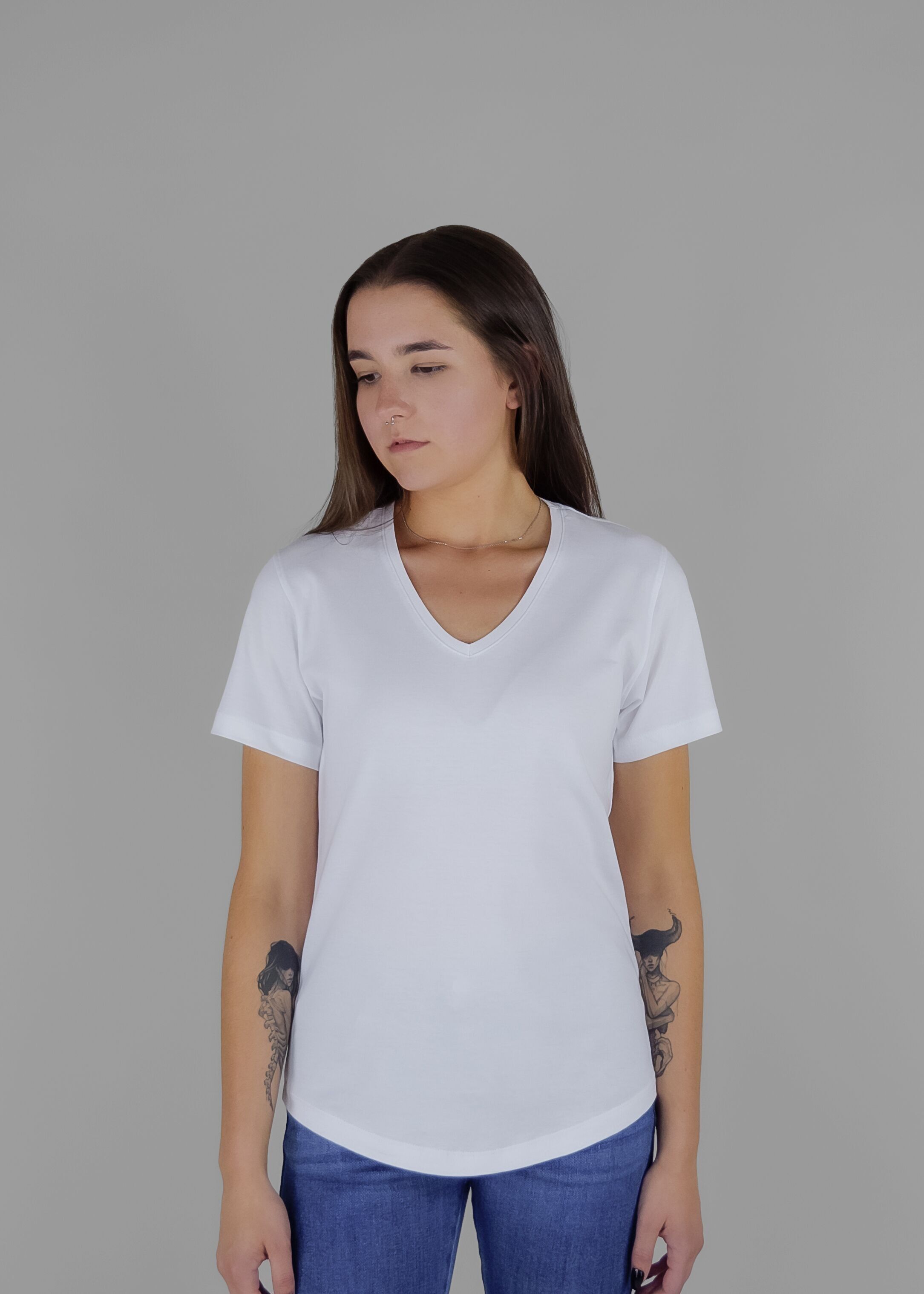 Maglietta Mathilda – Vestibilità slim bianca con scollo a V, realizzata in morbido cotone Pima, tinto con il sistema di tintura svizzero delicato sulla pelle.