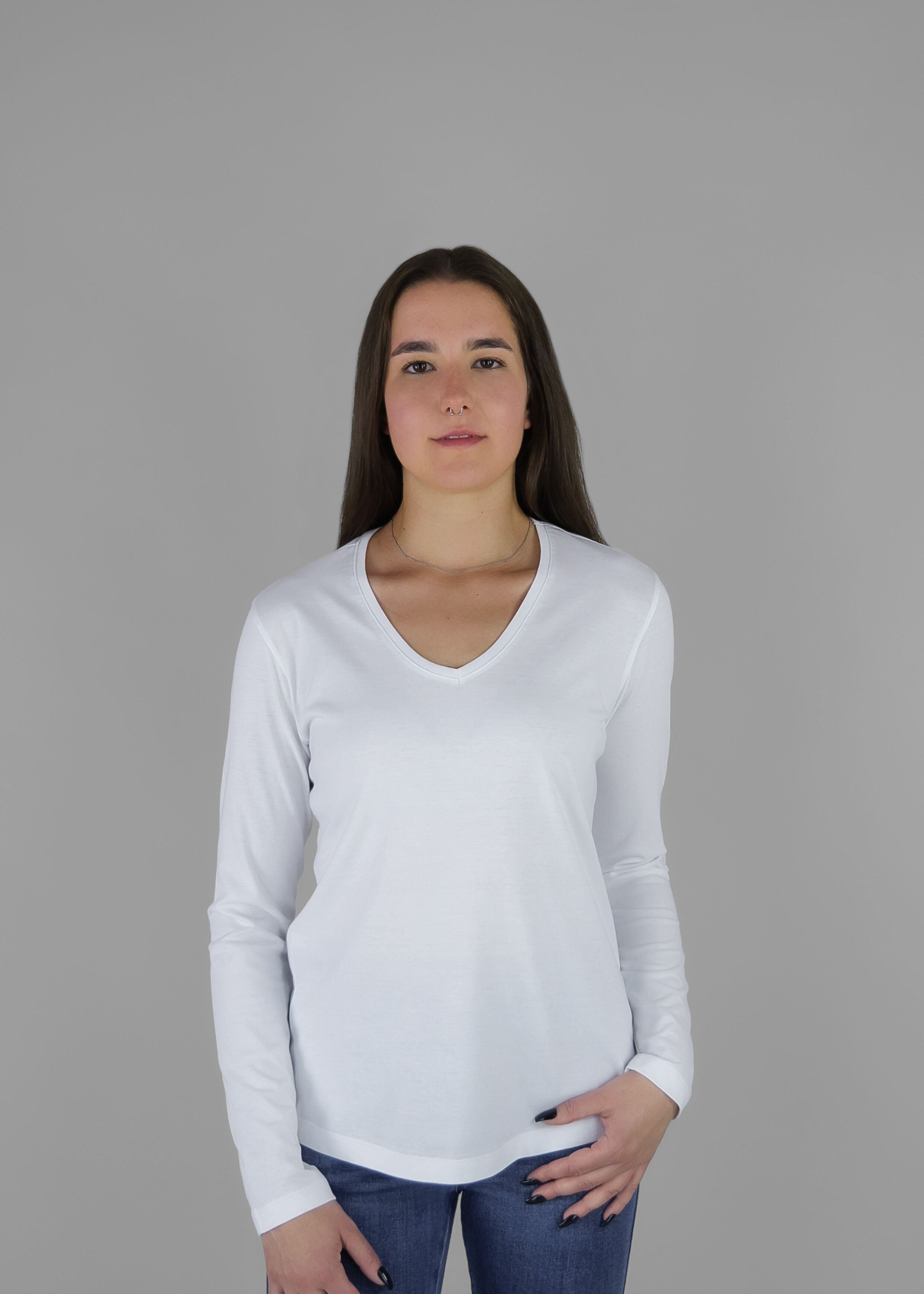 Nuria Longsleeve – Eleganza in bianco con taglio slim e comfort lussuoso