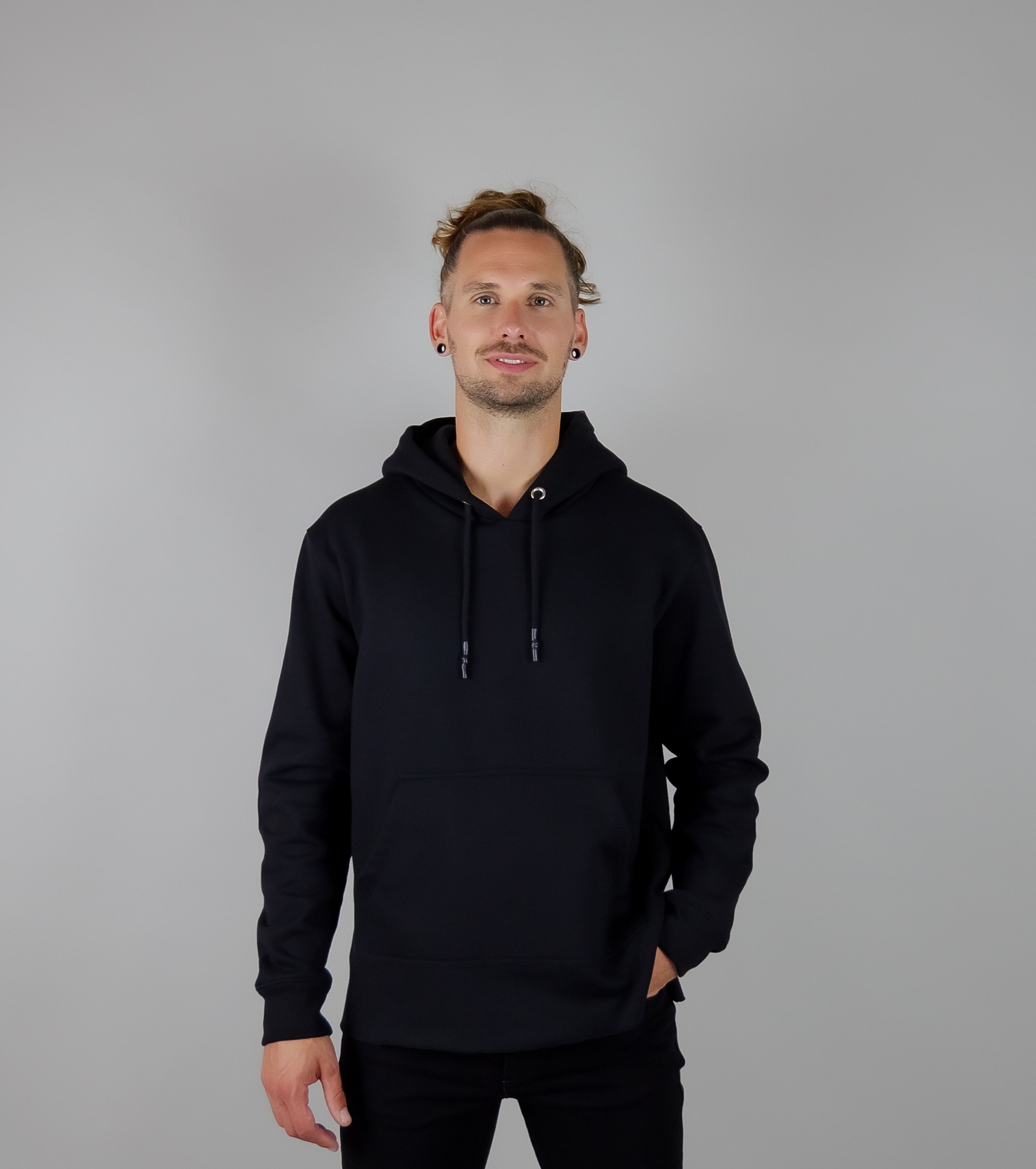 Sudadera con capucha Tiago: el estilo urbano se combina con la comodidad informal en el clásico negro.