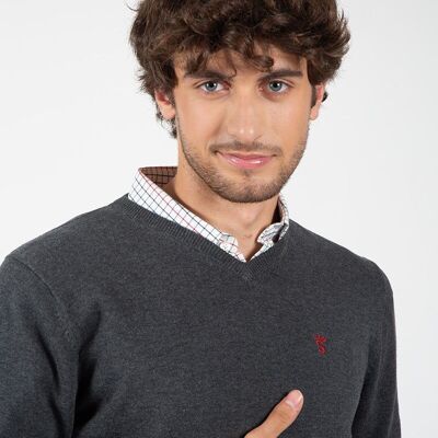 Pull gris à col en V