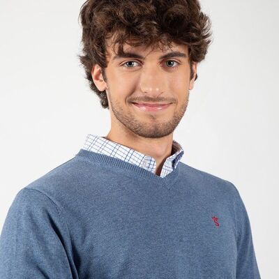 Pull bleu à col en V
