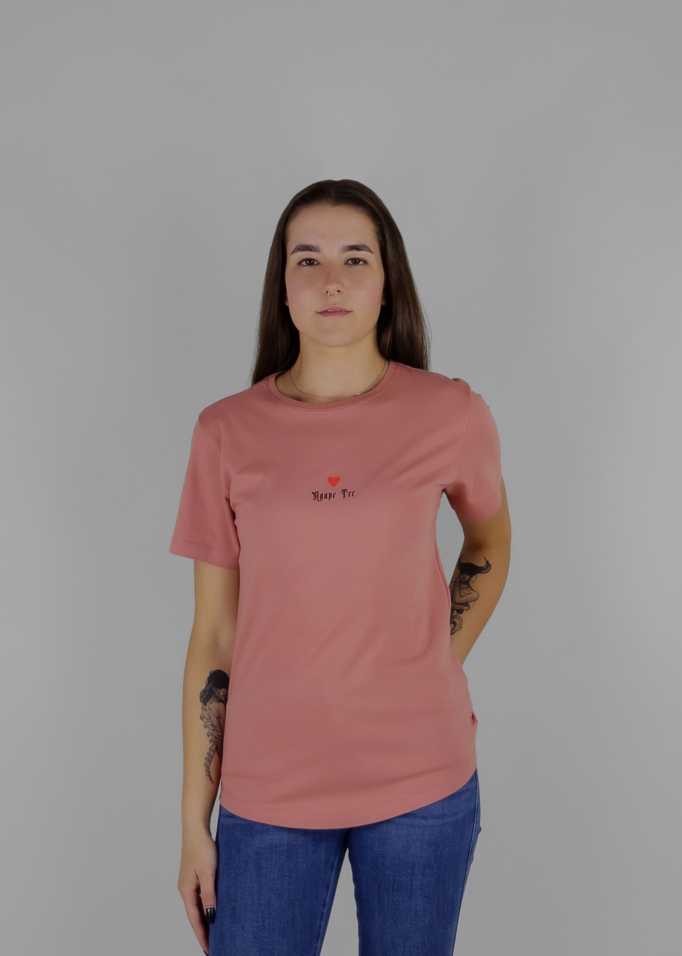 Agape – Skinny Fit Tee in warmem Rosa mit inspirierendem Backprint & Premiumqualität