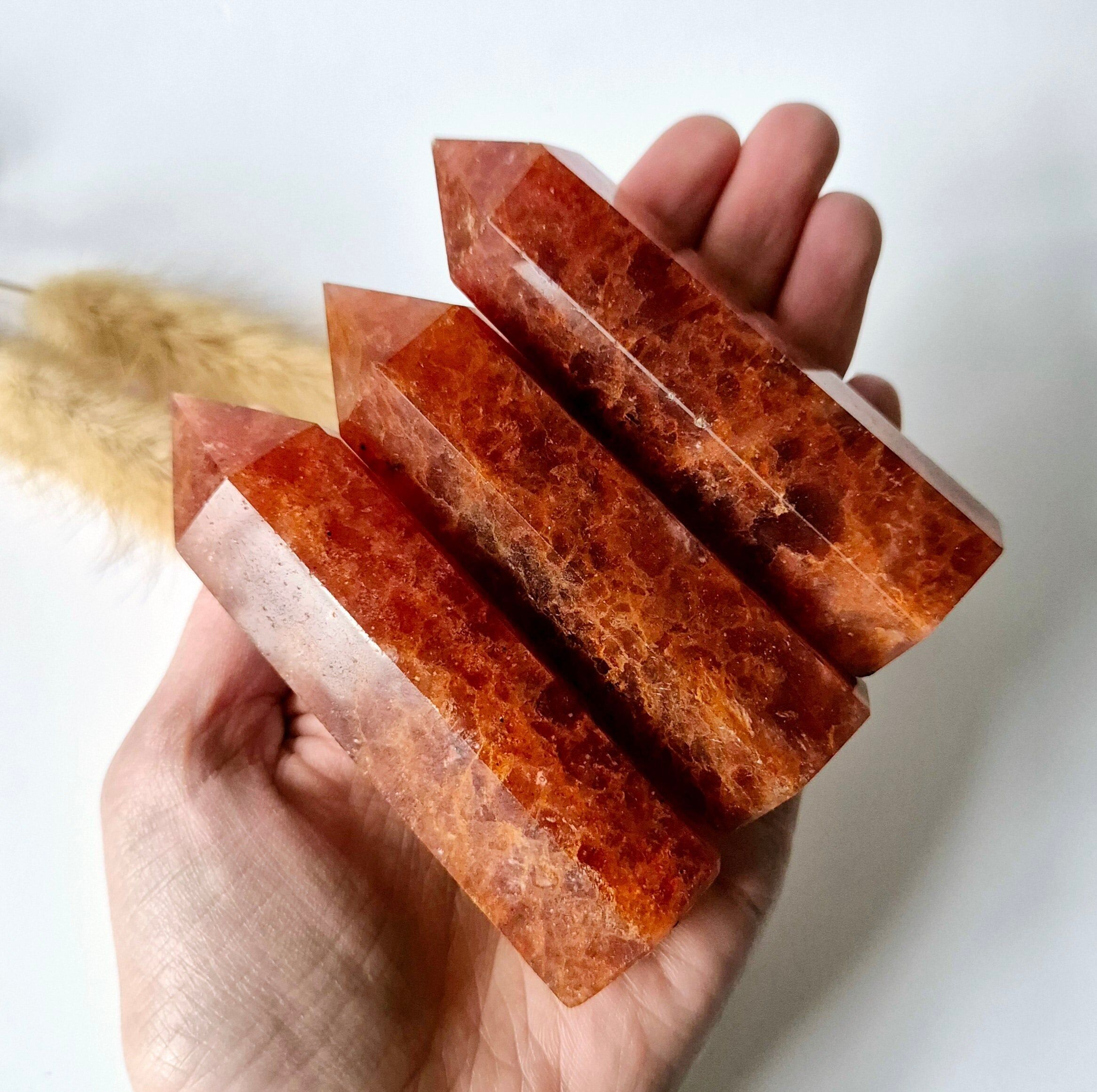 Tours de pierres précieuses en quartz fraise – pointe d'obélisque de 9 à 10 cm (2 à 3 cm d'épaisseur)