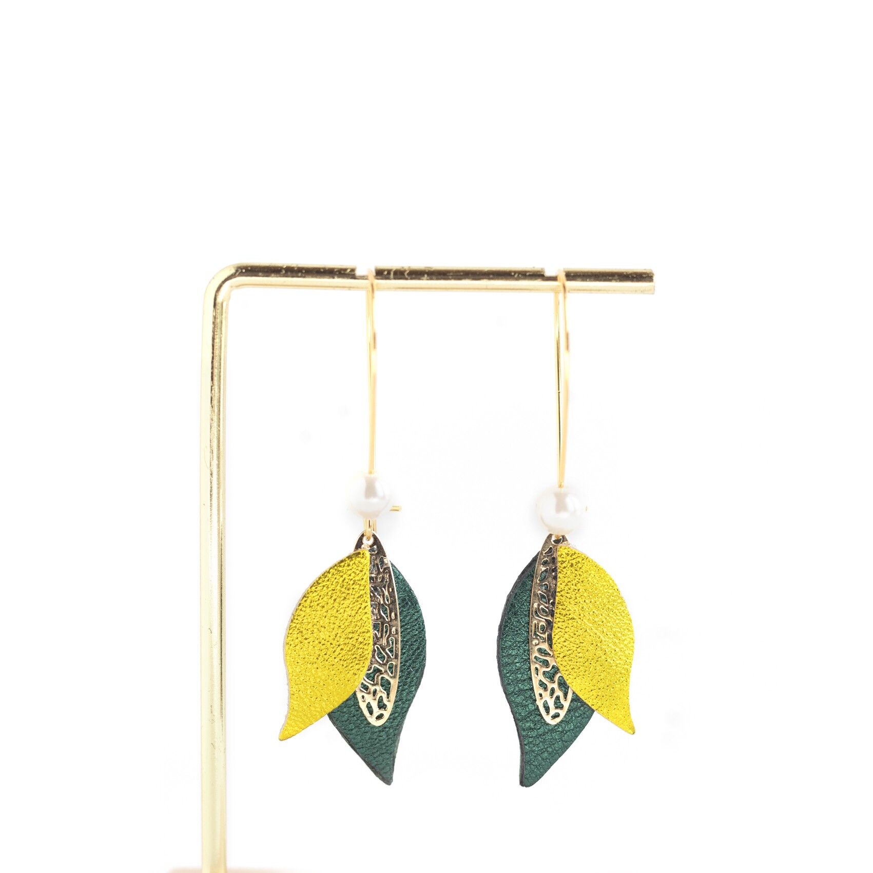 Piccoli orecchini a fiore in chartreuse metallizzata e pelle verde pino