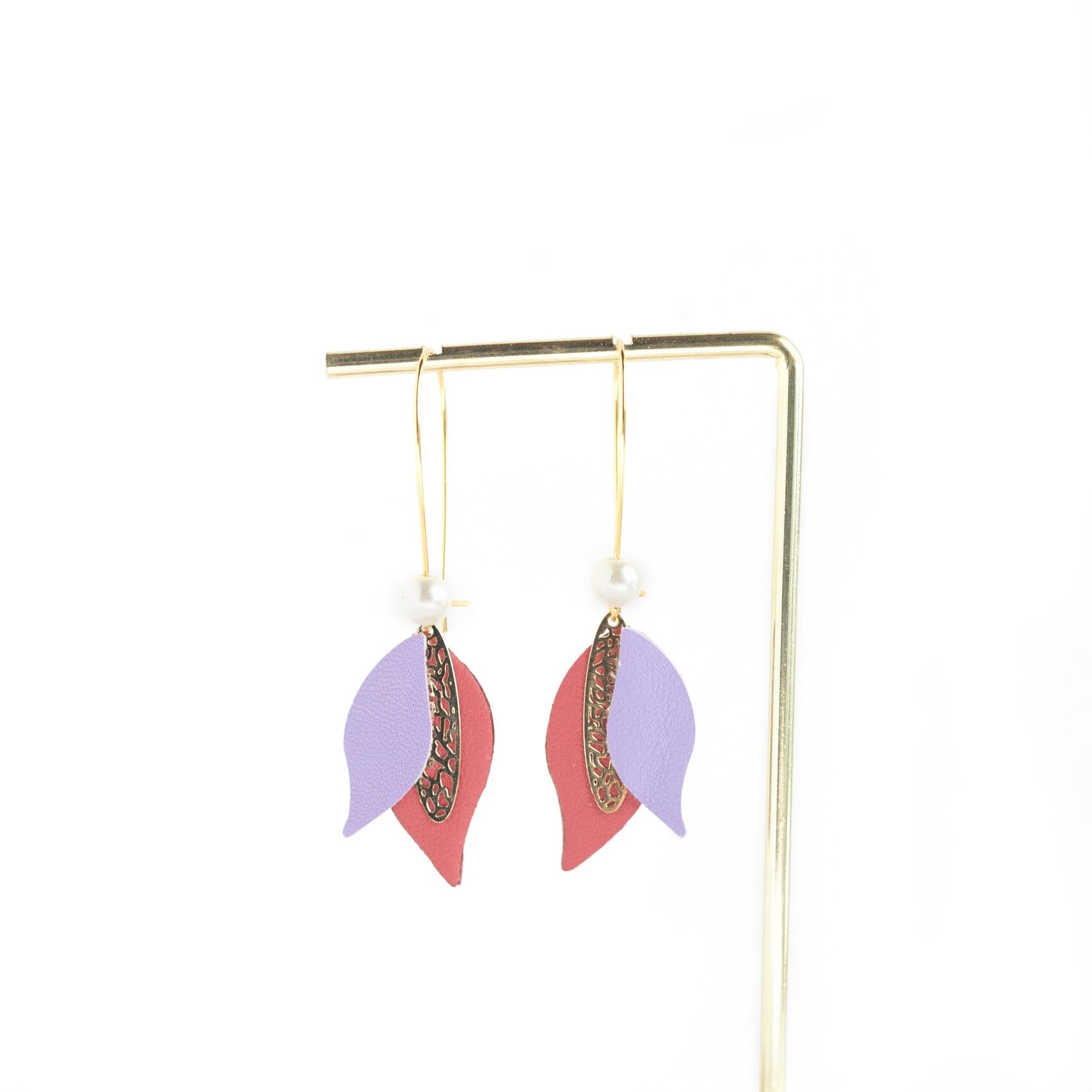 Piccoli orecchini a fiore in pelle viola e rosa cremisi