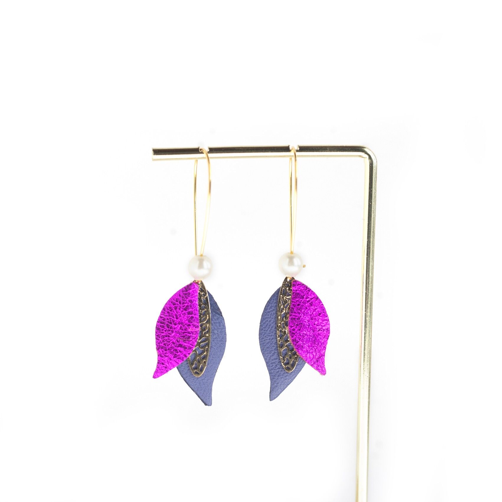 Piccoli orecchini a fiore in pelle metallizzata rosa fucsia e blu-viola