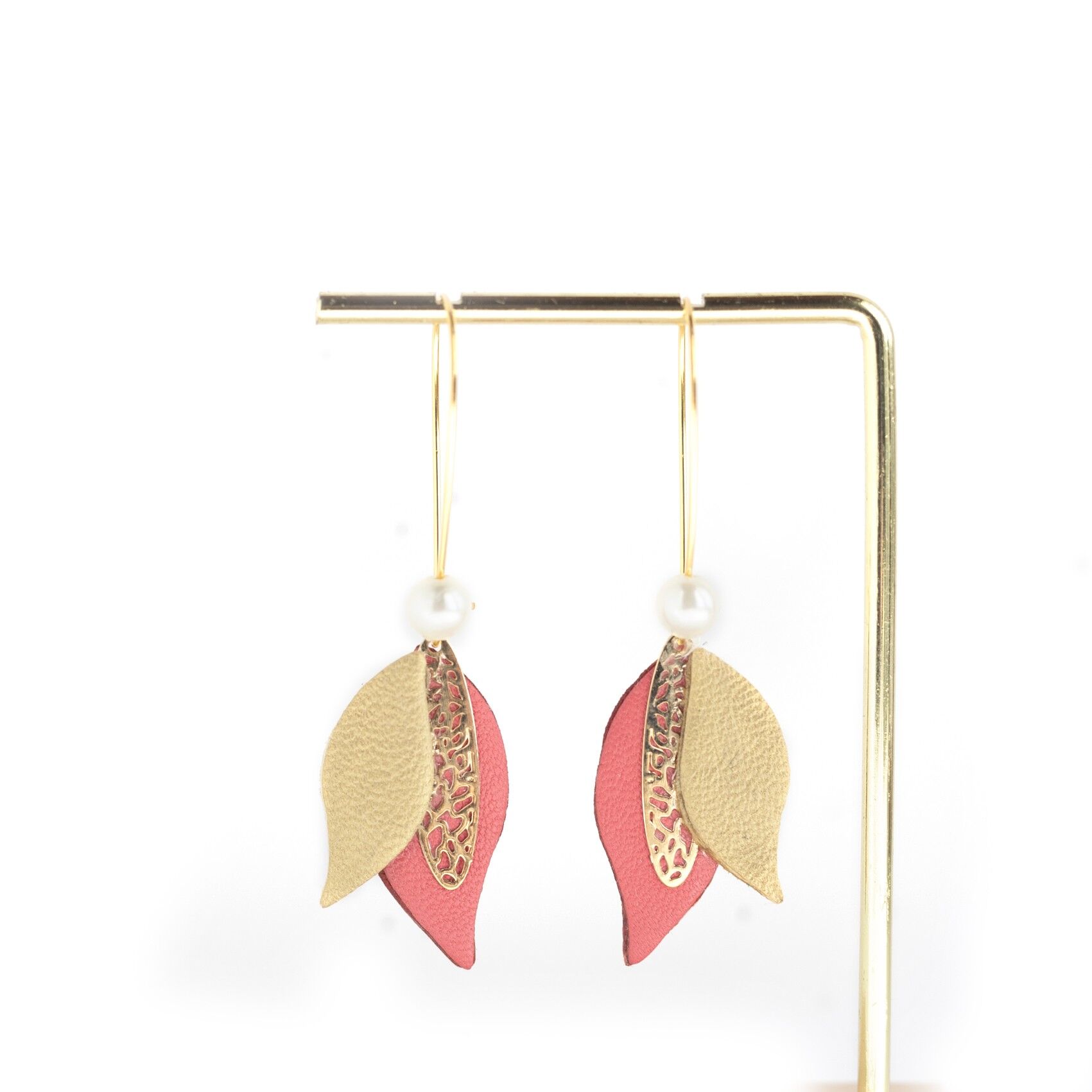 Orecchini a fiore piccolo in oro opaco e pelle rosa nasturzio