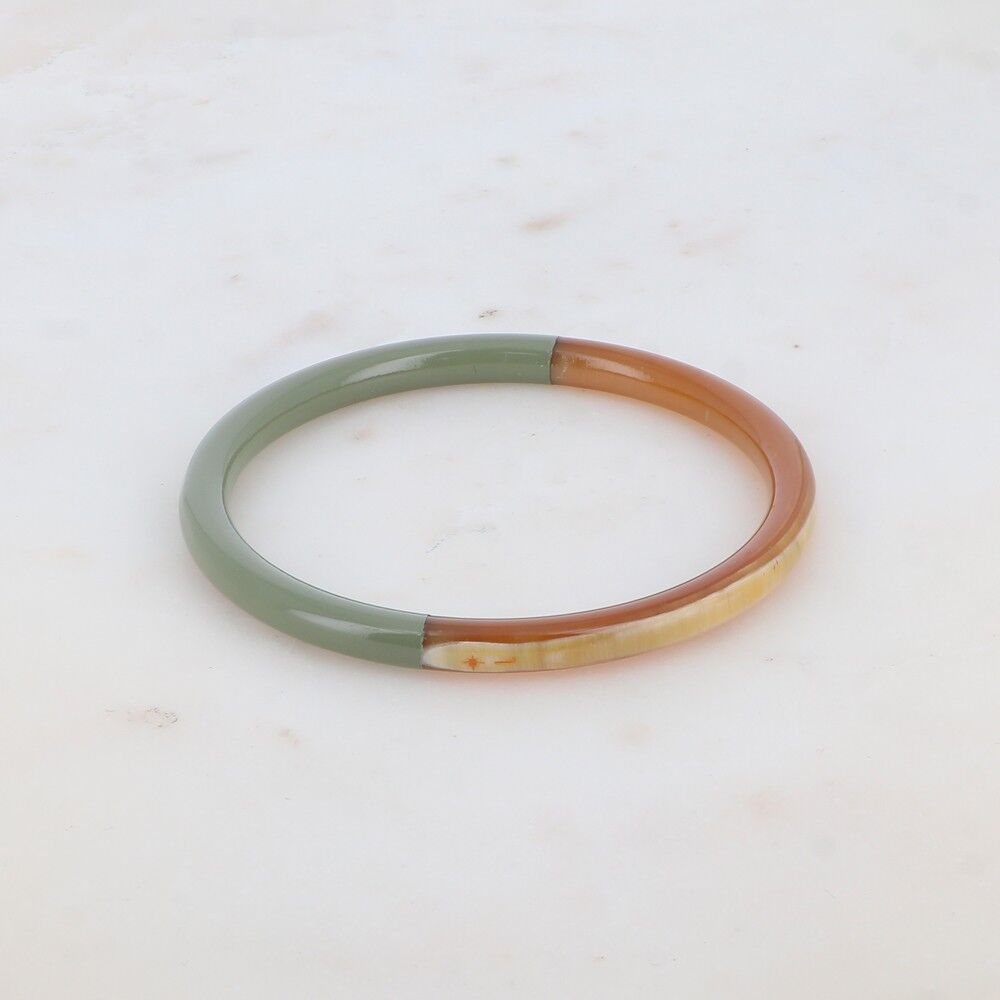 Bracciale in corno di bufalo laccato color verde salvia - realizzato in Vietnam
