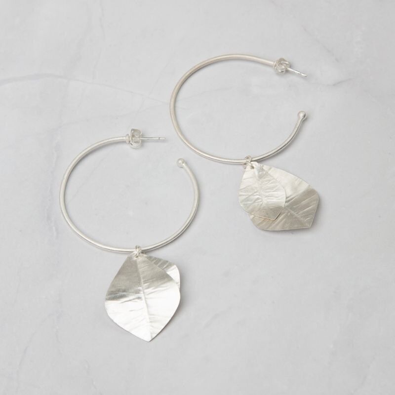 Orecchini a cerchio in argento della foresta