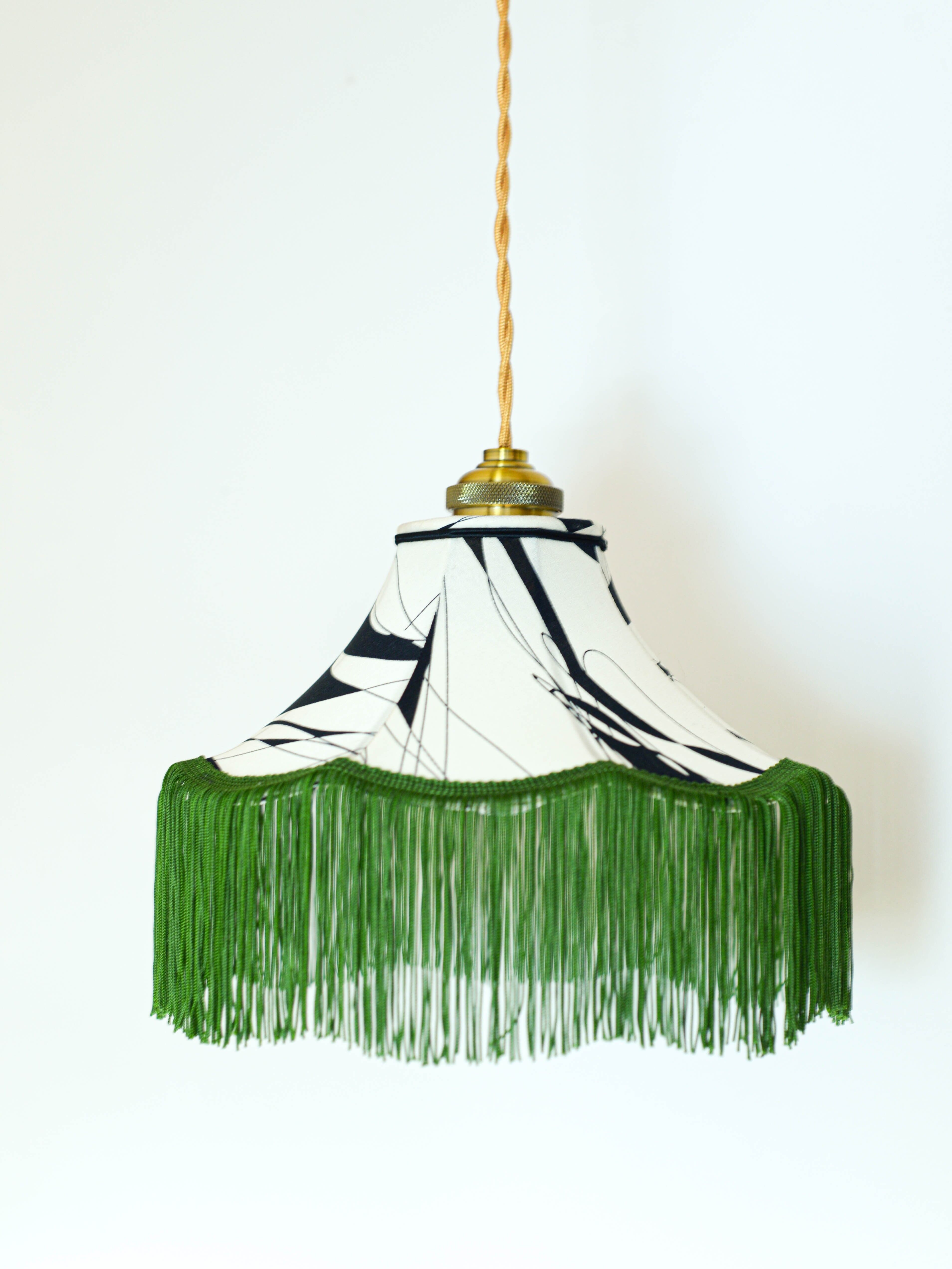 Gehlampe aus Viskosestoff mit abstrakten schwarzen und weißen Formen und saoingrünen Fransen // Einzigartiger und origineller Hängelampenschirm