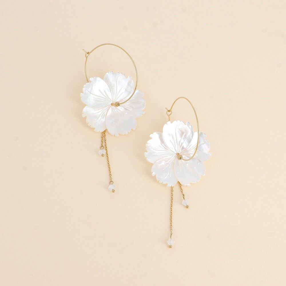 Orecchini a cerchio - fiore perlato da 38 mm con cristalli sulla parte superiore