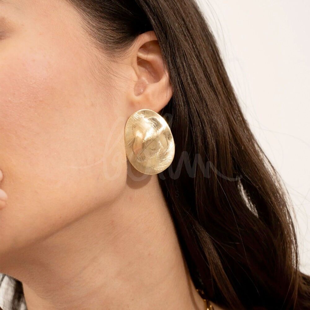 Orecchini a bottone Freya - pezzo grande, leggermente ondulato e spazzolato