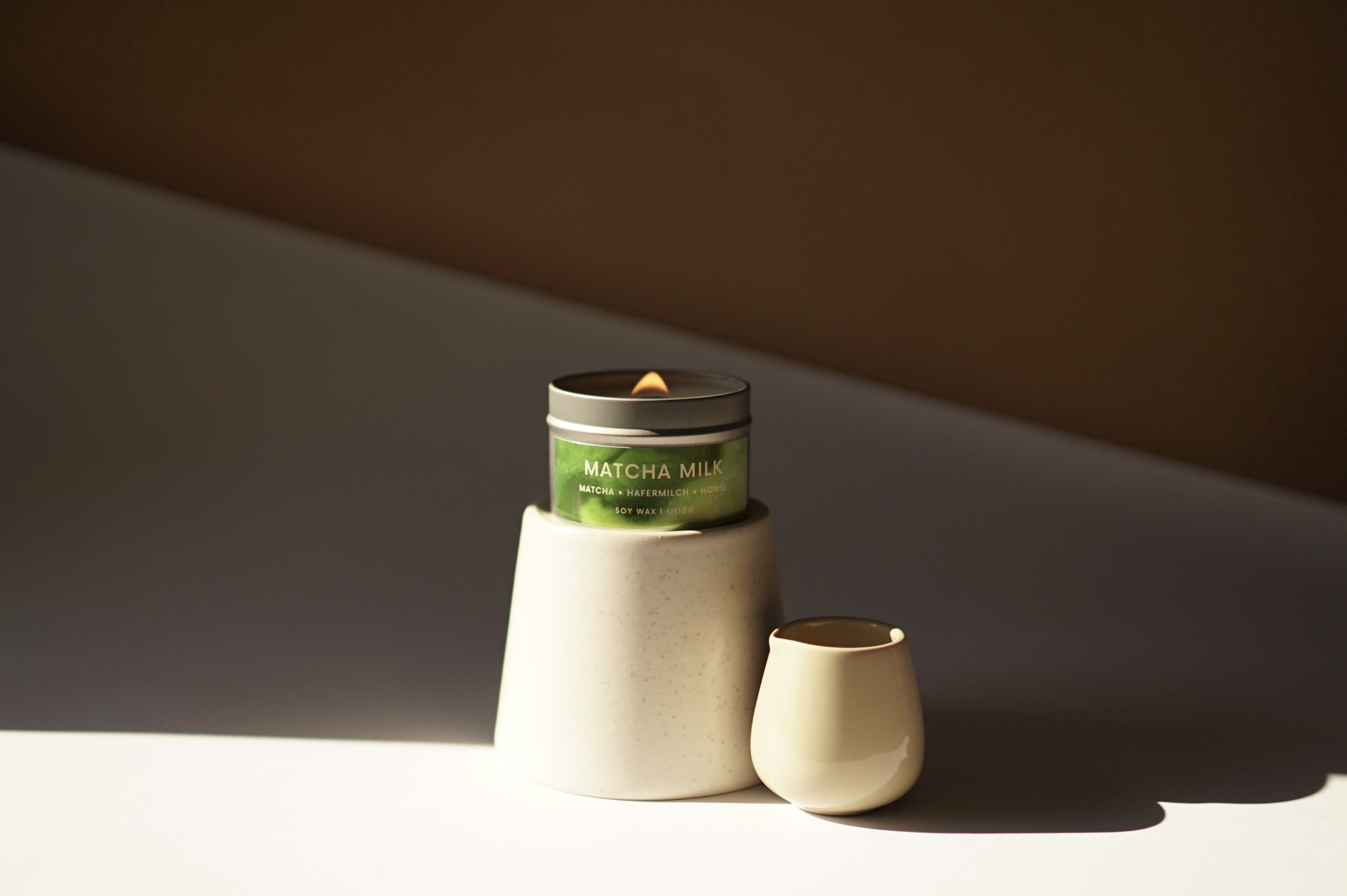 Candela profumata al latte Matcha - stoppino in legno e cera di soia