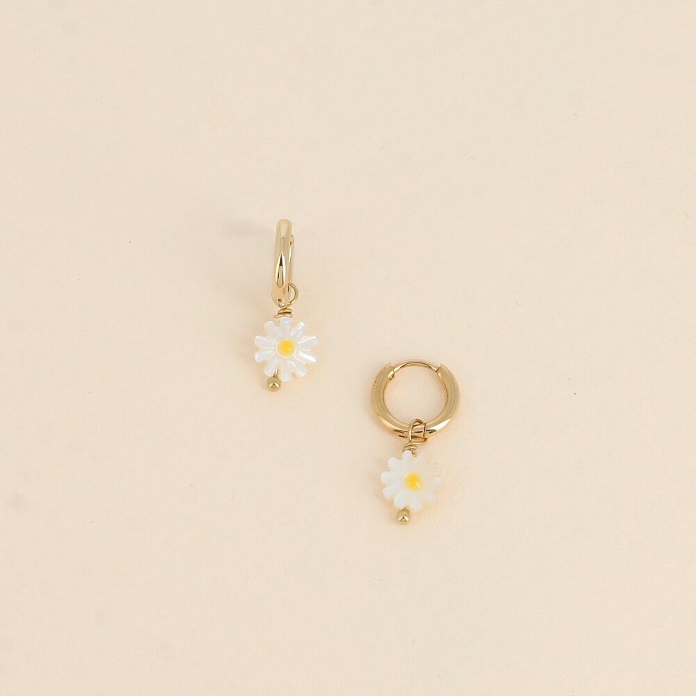 Pendientes de aro - flor de nácar con toque de esmalte