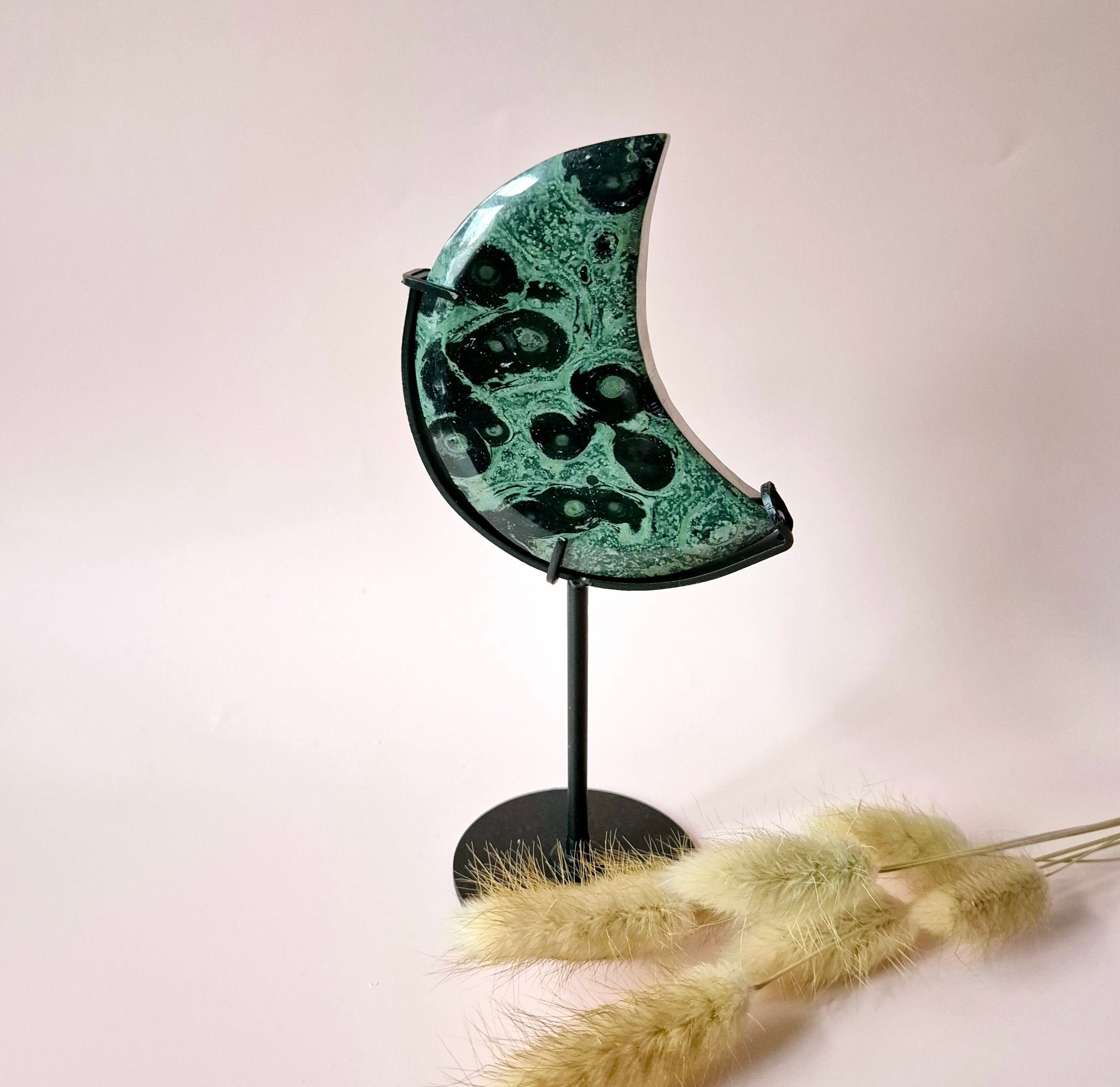 Edelstein Kambaba Jaspis Mond – 10 cm auf Metallständer