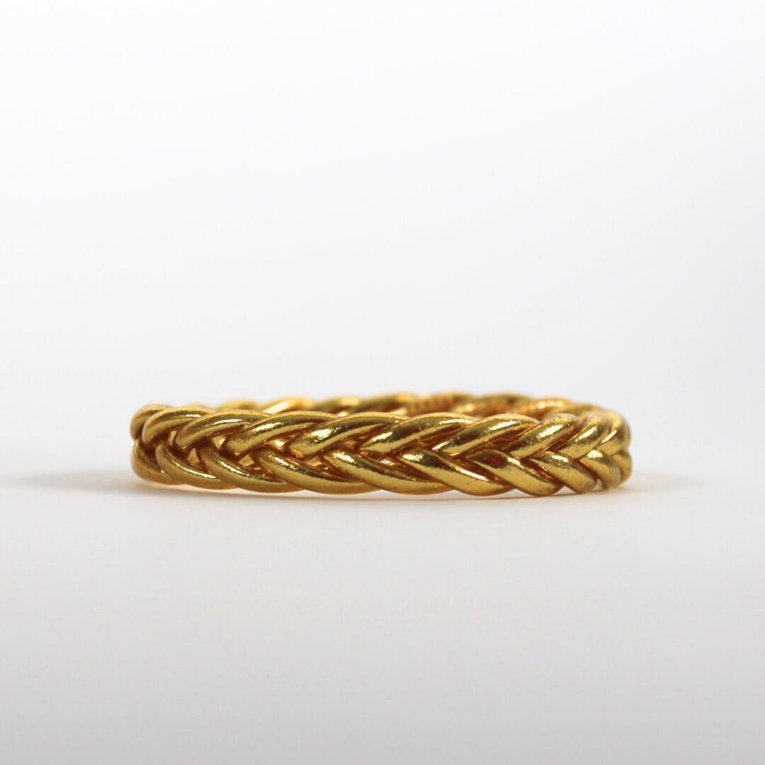 Bracciale buddista intrecciato in oro chiaro
