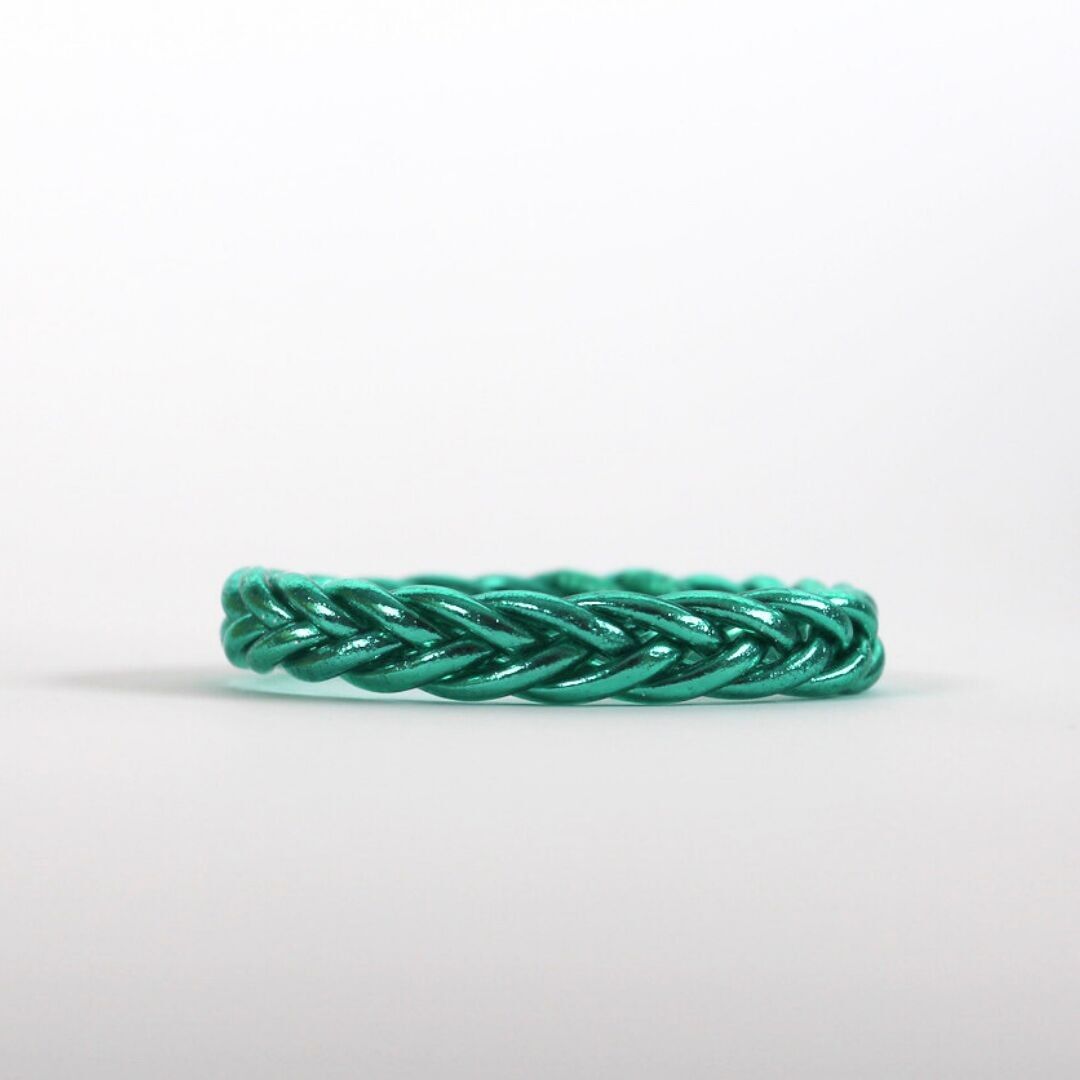 Bracciale buddista intrecciato con smeraldi