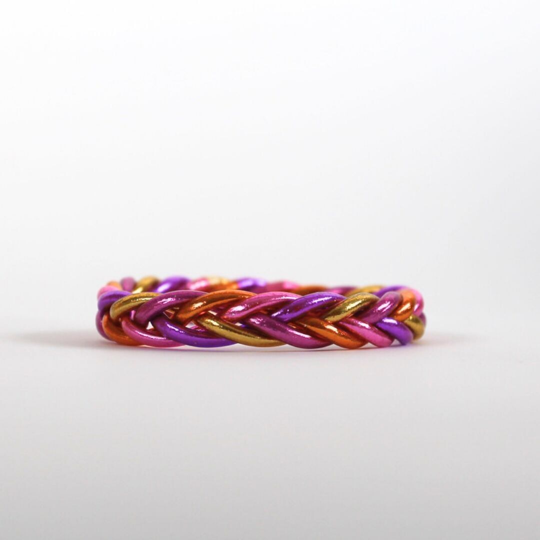 Bracciale buddista intrecciato multi fucsia
