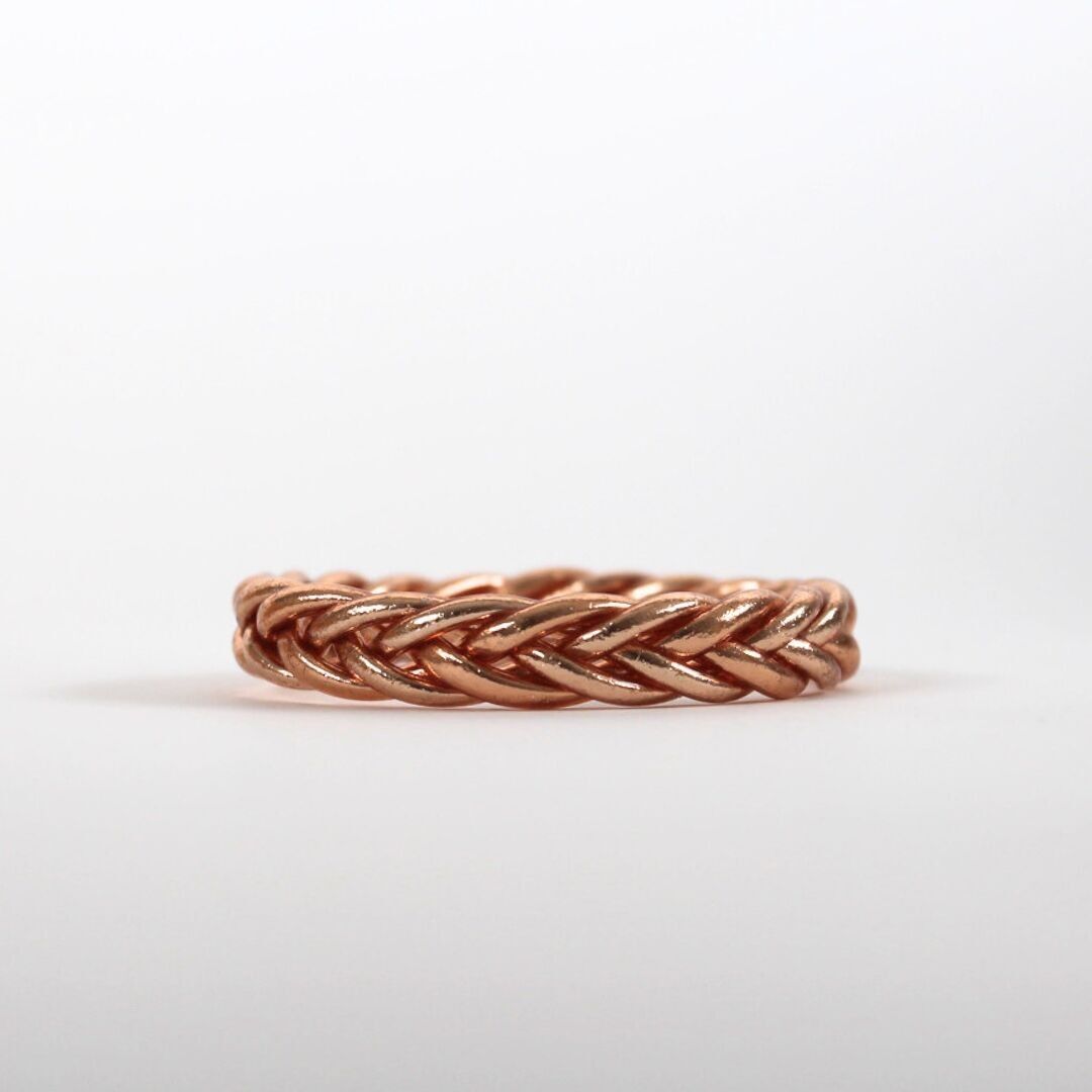 Bracciale buddista intrecciato in oro ocra