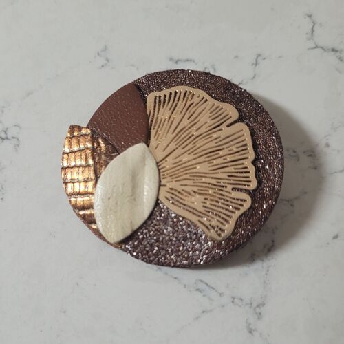 Broche ginko en cuir en réemploi ou recyclé dans les camaïeux de camel marron et écru accessoire femme bijou