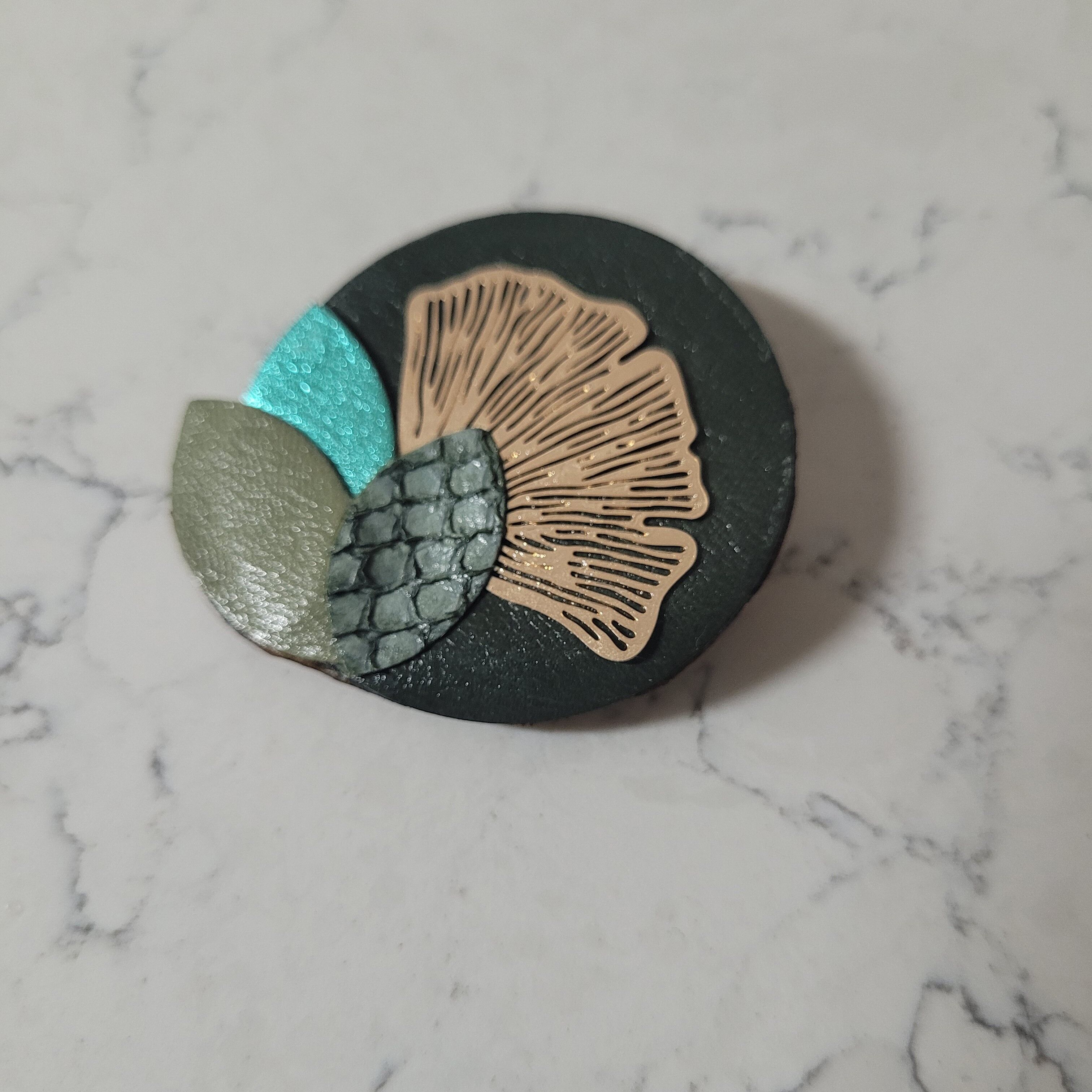 Spilla Ginko in pelle riciclata o riutilizzata nei toni del cachi, turchese e verde, accessorio da donna, gioiello