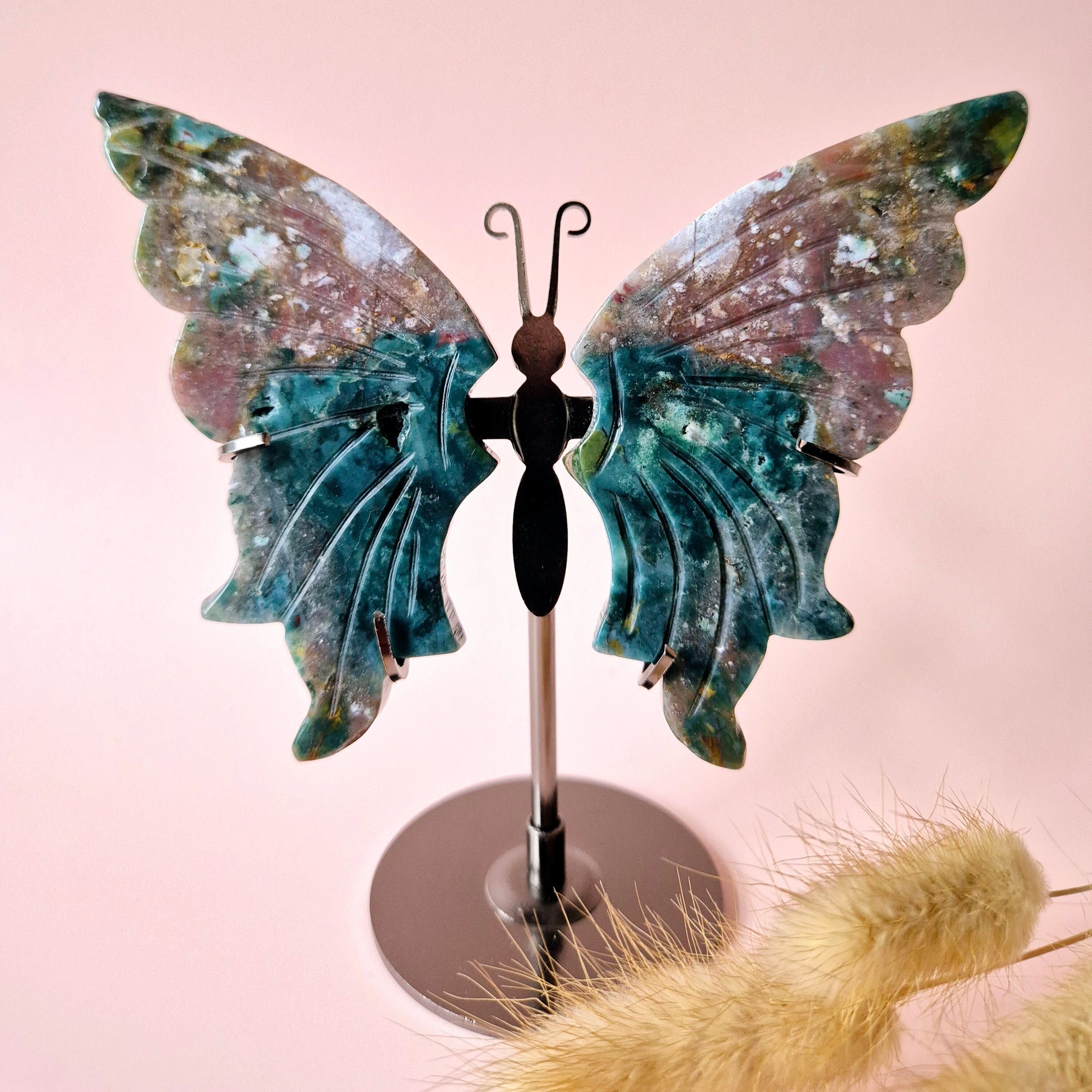Scultura in cristallo di pietra preziosa di diaspro oceanico con farfalla in metallo