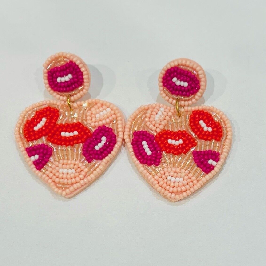 Entzückende Perlenohrringe aus Stahl mit Herzmuster