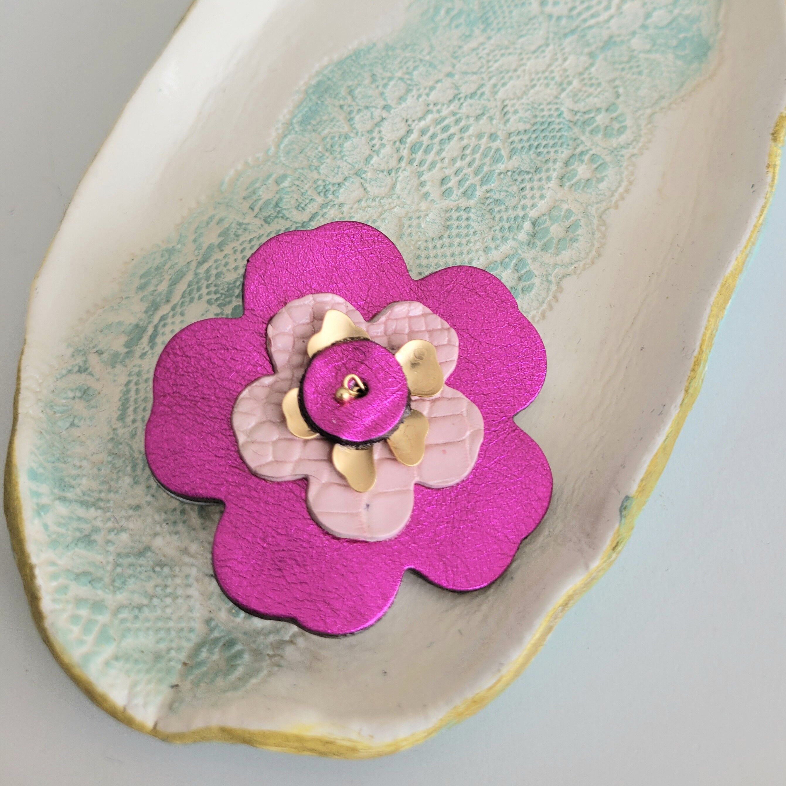 Kirschbrosche aus recyceltem Leder in Fuchsia- und Blassrosatönen, vergoldetes Herz, Damenaccessoire, Schmuck