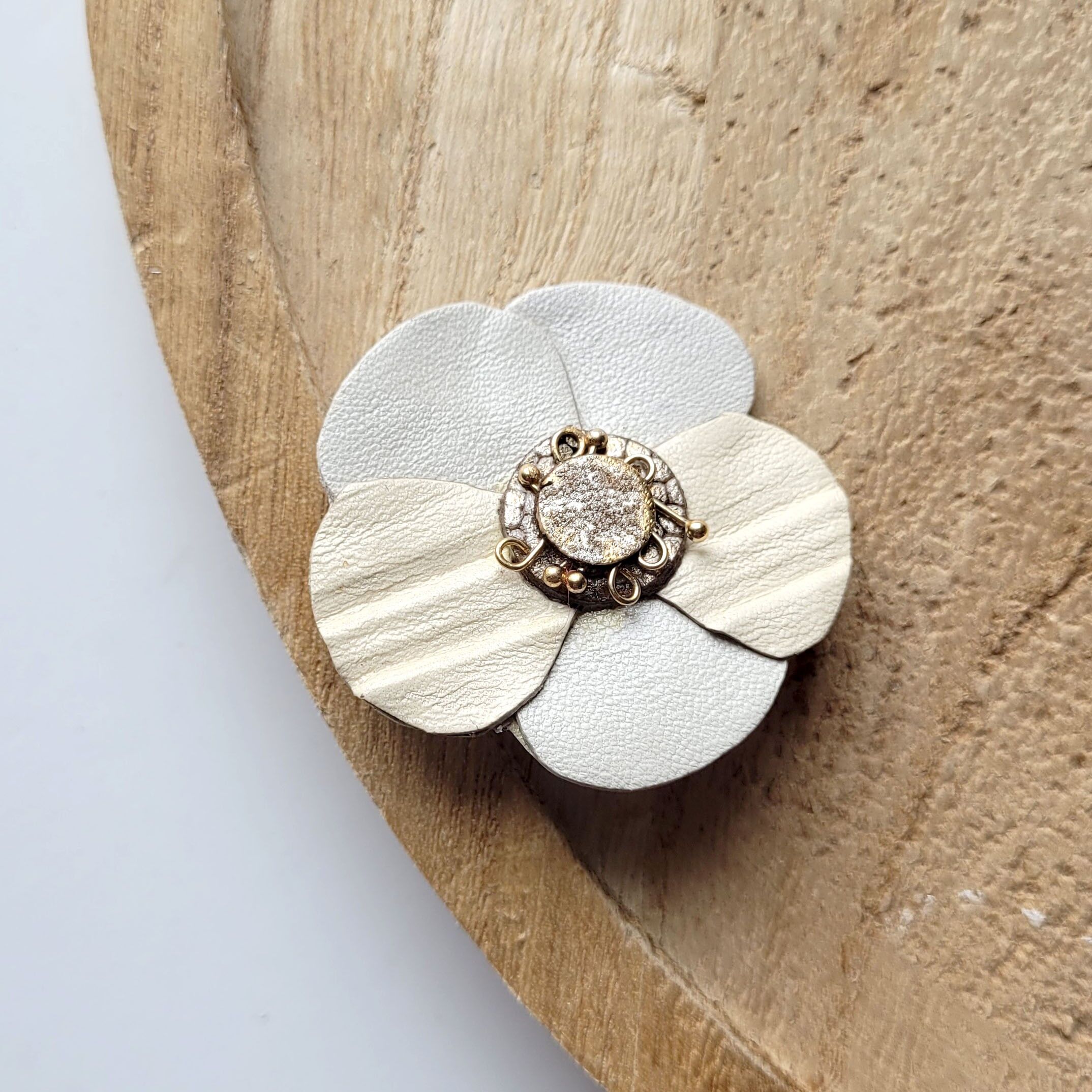 Blumenbrosche aus recyceltem Leder Damen Accessoire Schmuck