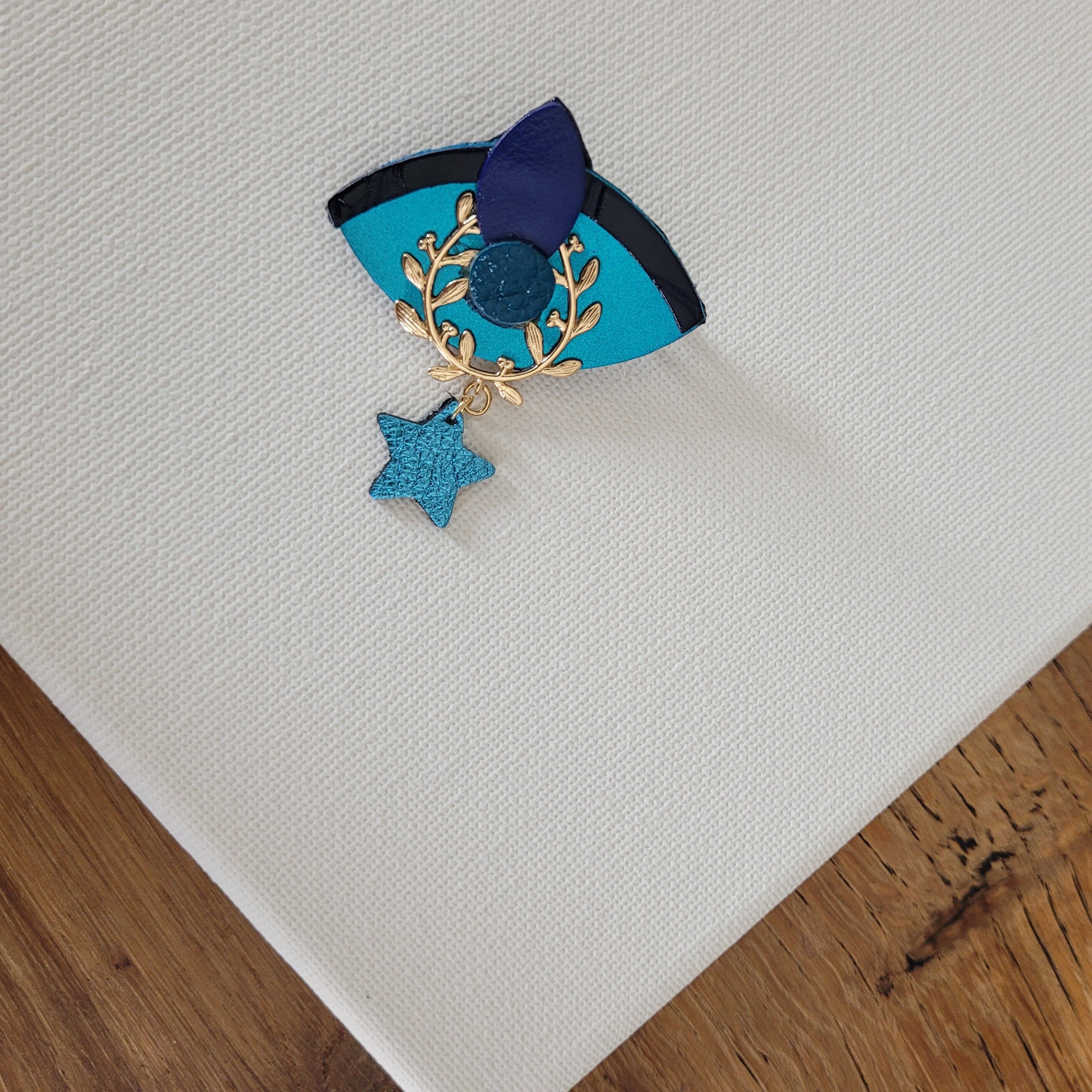 Brosche „Die Zauberin“ in Türkis und Marineblau aus recyceltem Leder, Damen-Accessoire-Schmuck