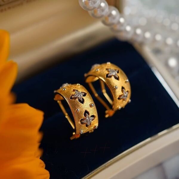 Lujosos pendientes de aro con cruz y flores brillantes