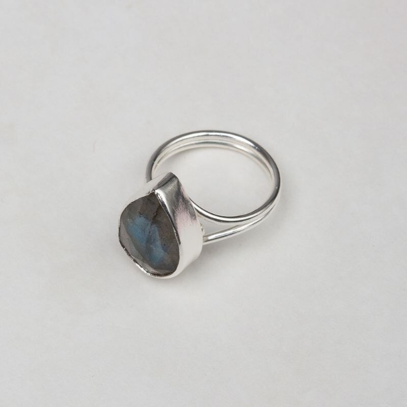Anello Caveto in Labradorite in Argento Lucido