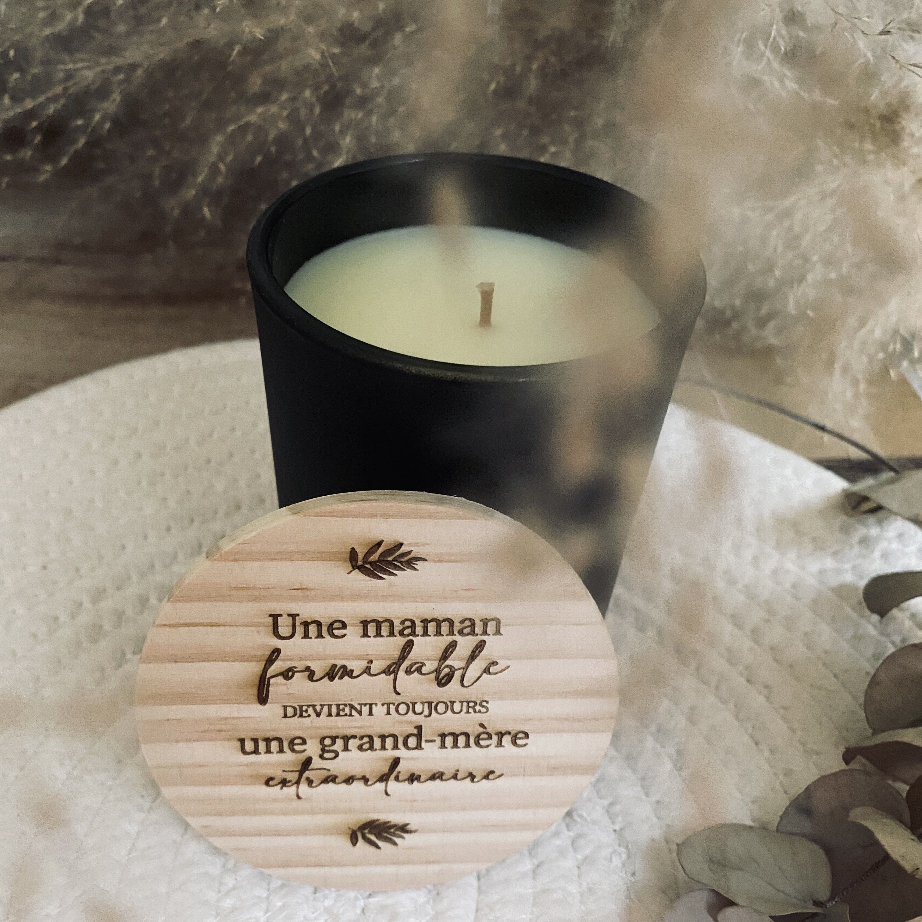 Bougie noire parfumée avec couvercle bois gravé : Une maman formidable devient toujours une grand-mère exceptionnelle
