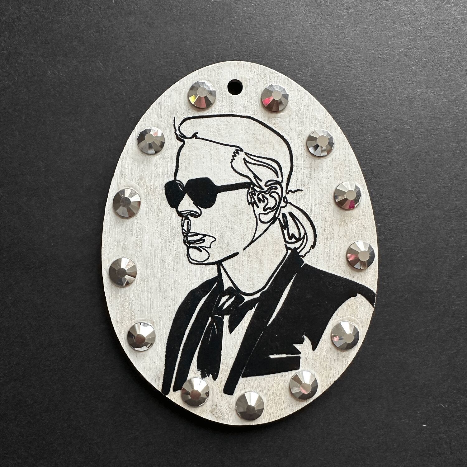 Ciondolo in legno “Karl” Edizione in bianco e nero