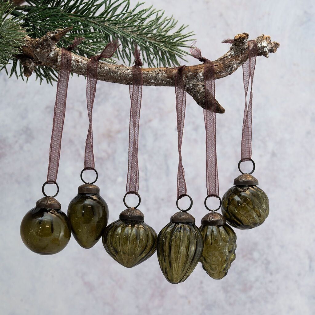 Set di 6 piccole palline di Natale verde oliva da 1" con design misto