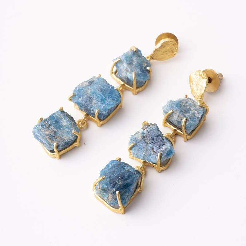 Orecchini con turchese grezzo della Cambogia