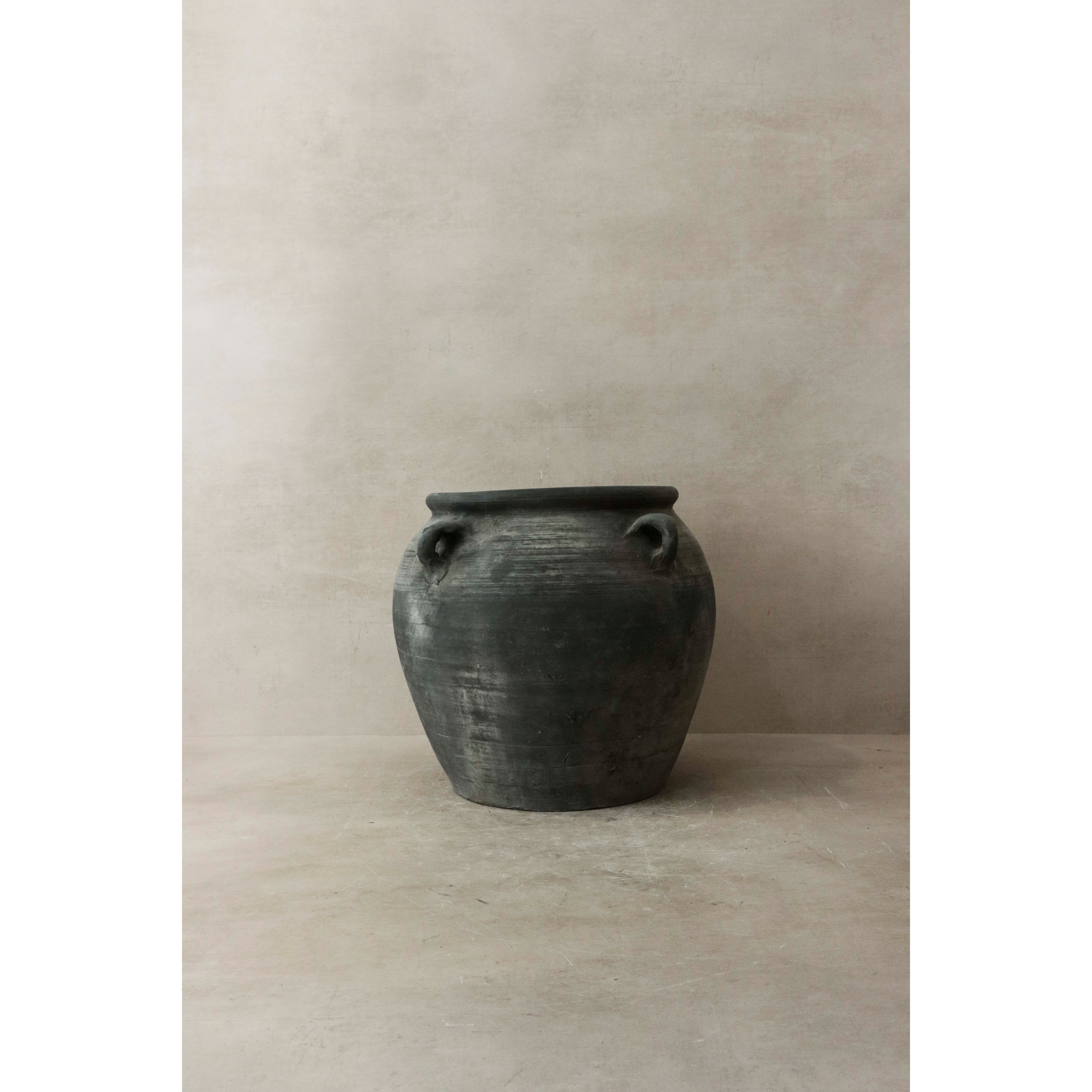 Vintage Dark pot with ears - E4.6