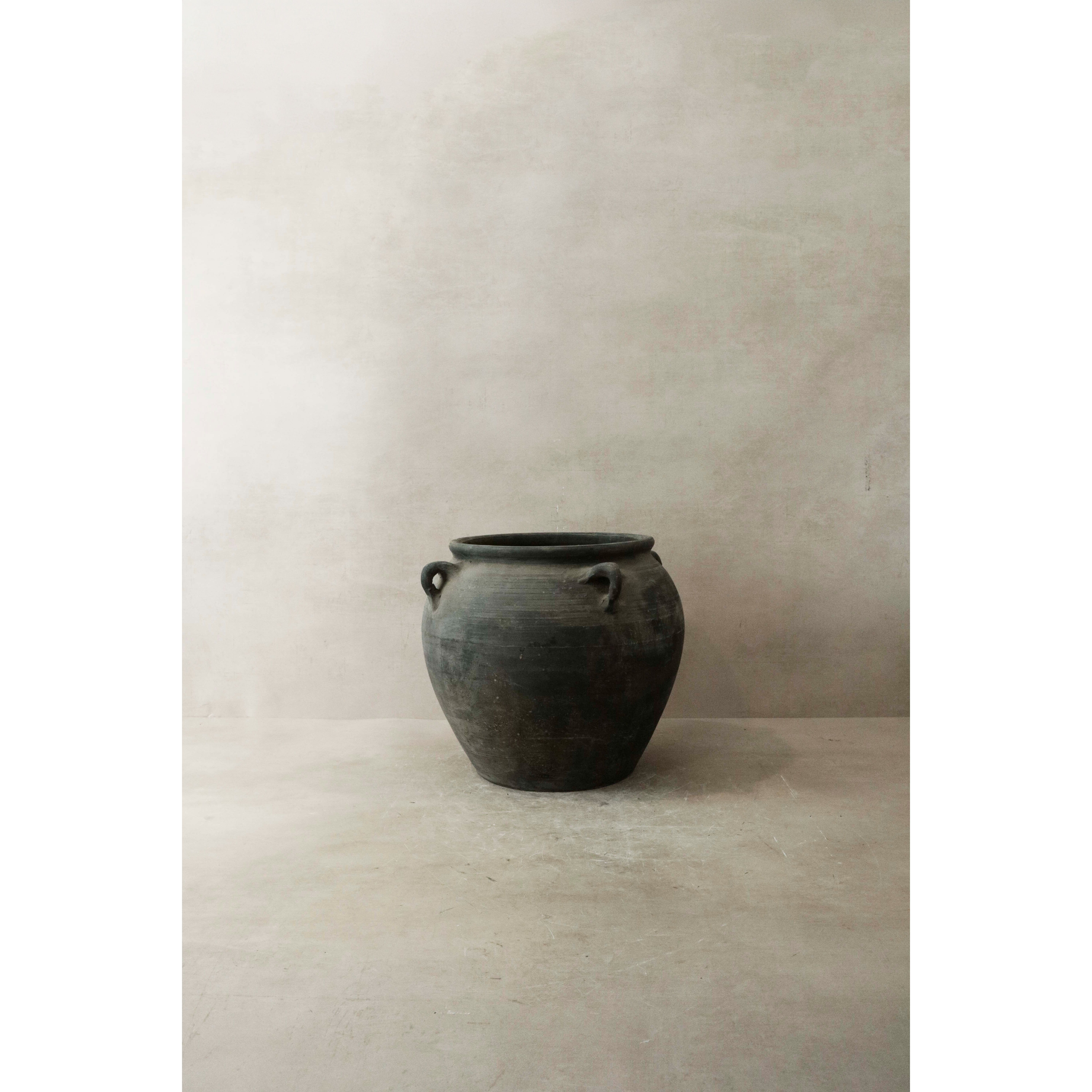Vintage Dark pot with ears - E4.7