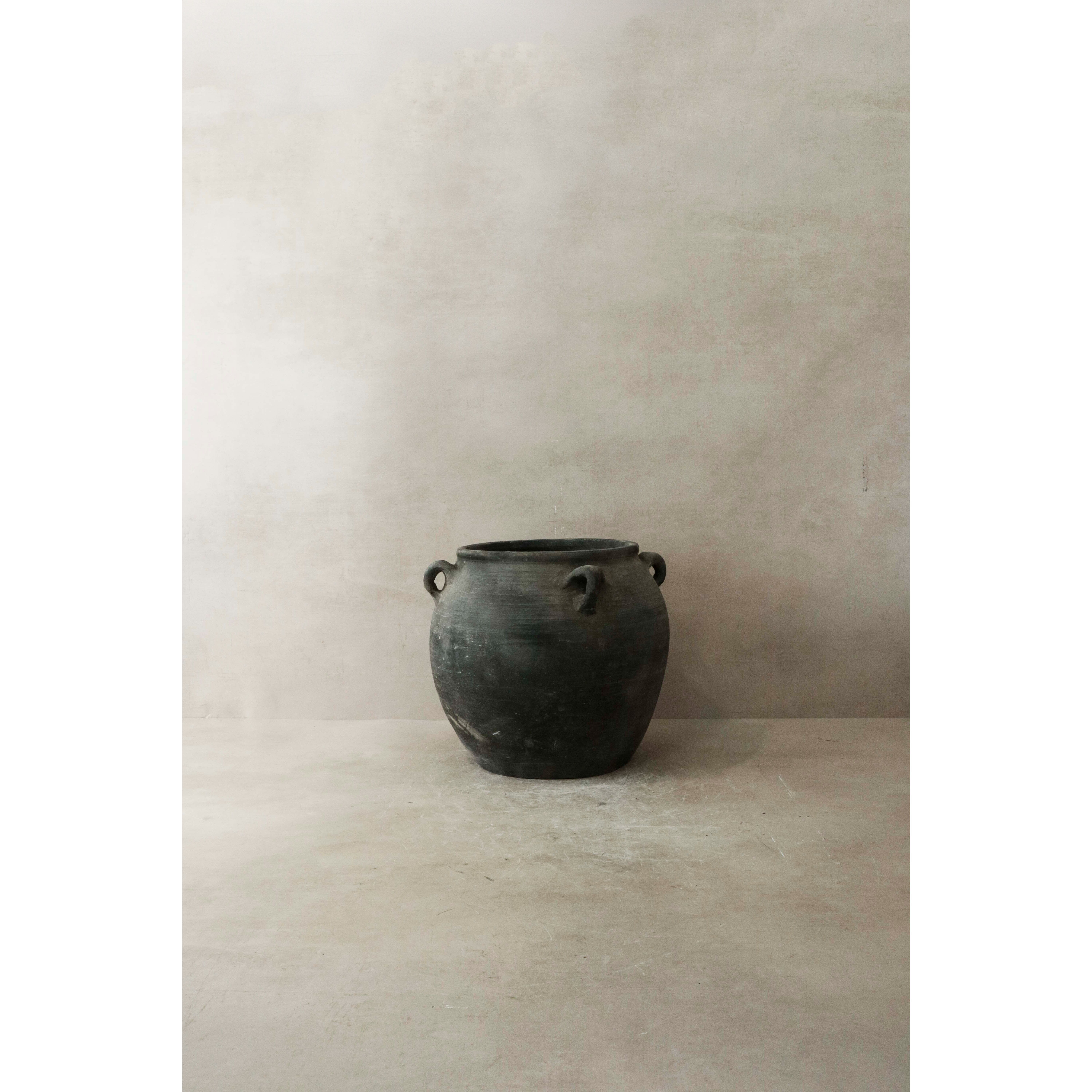 Vintage Dark pot with ears - E4.8